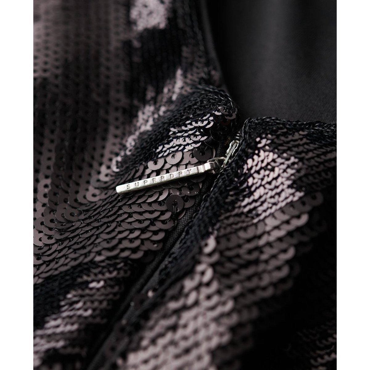Robe mi-longue à chevrons et dos ouvert sequins noirs style art déco, SUPERDRY