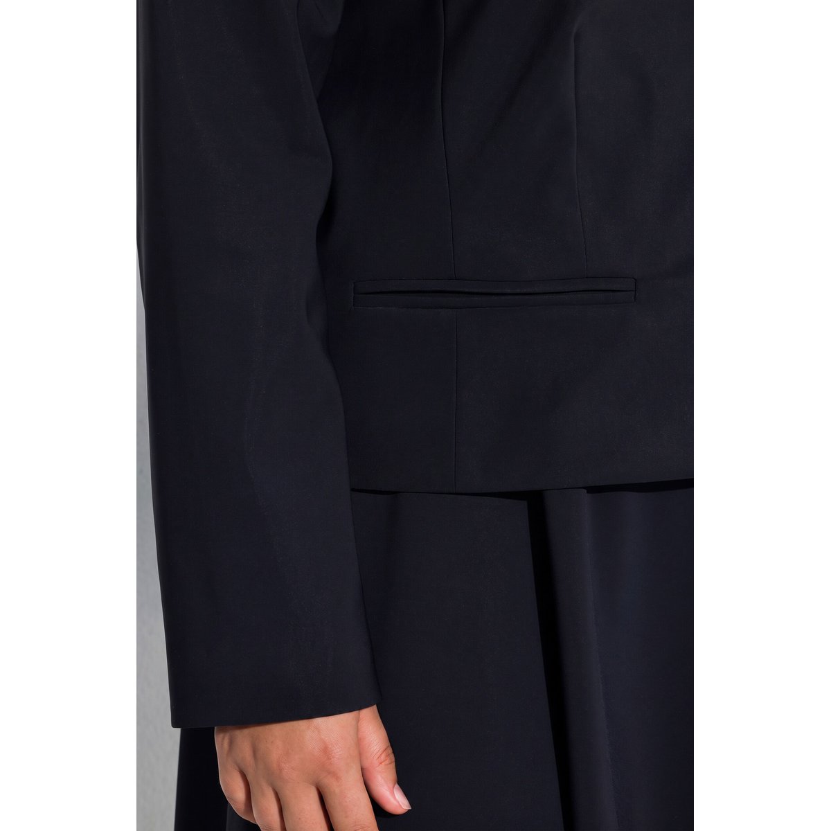 Blazer en techno-stretch au tombé fluide noir, ULLA POPKEN