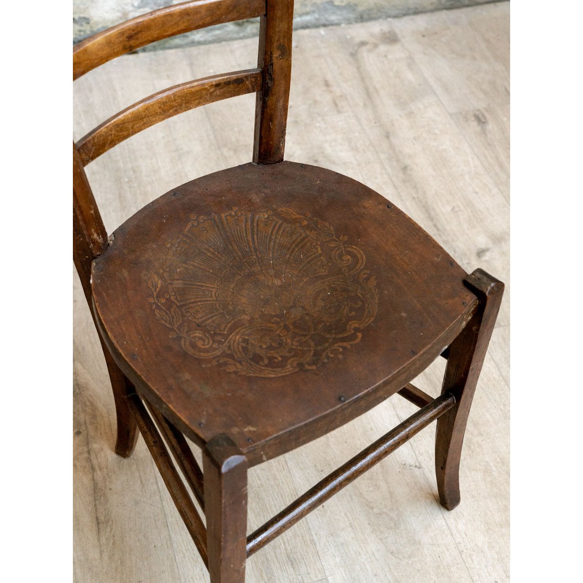 Paire de chaises sculptées en bois Claude N°1676 - Bon état bois foncé, DEBONGOUT