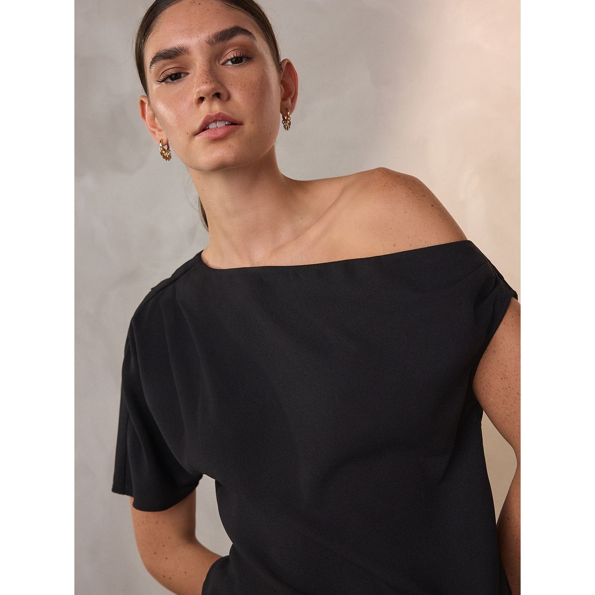 Haut asymétrique drapé à manches courtes noir, NEXT