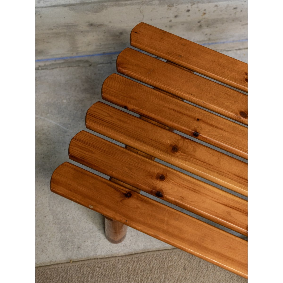 Table basse en pin Léonie N°930 - Bon état bois foncé, DEBONGOUT