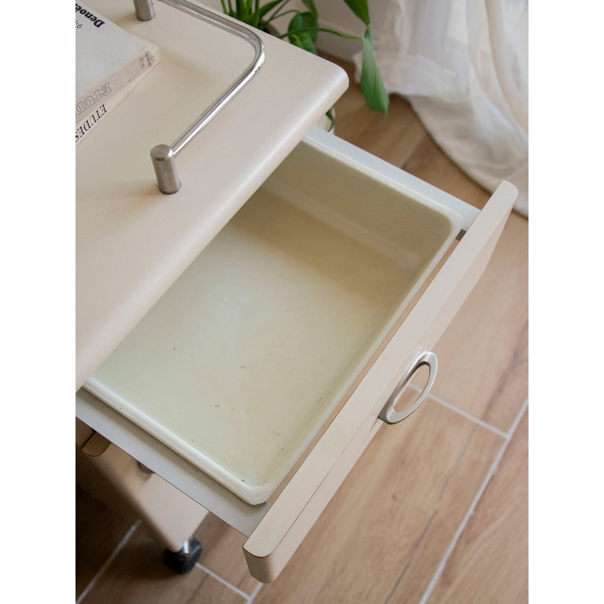 Table d'appoint en mélaminé crème Hanna N°1568 - Bon état crème, DEBONGOUT