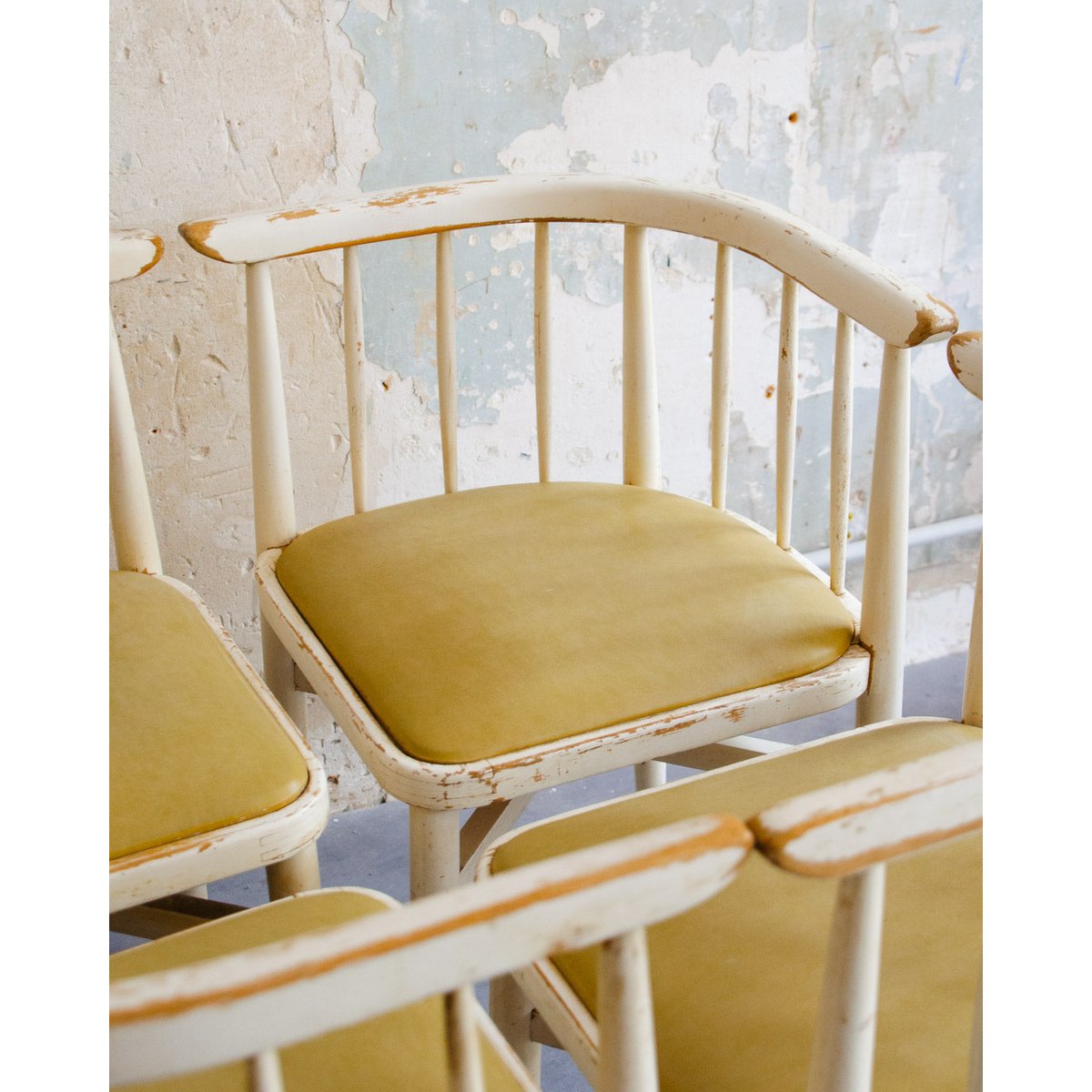 Lot de 4 chaises courbées Claude N°1251 - Bon état bois clair, DEBONGOUT