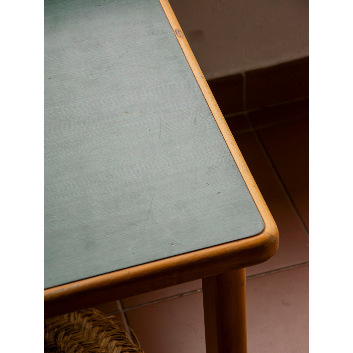 Table basse au plateau vert forêt Donna N°1606 - Bon état vert, DEBONGOUT