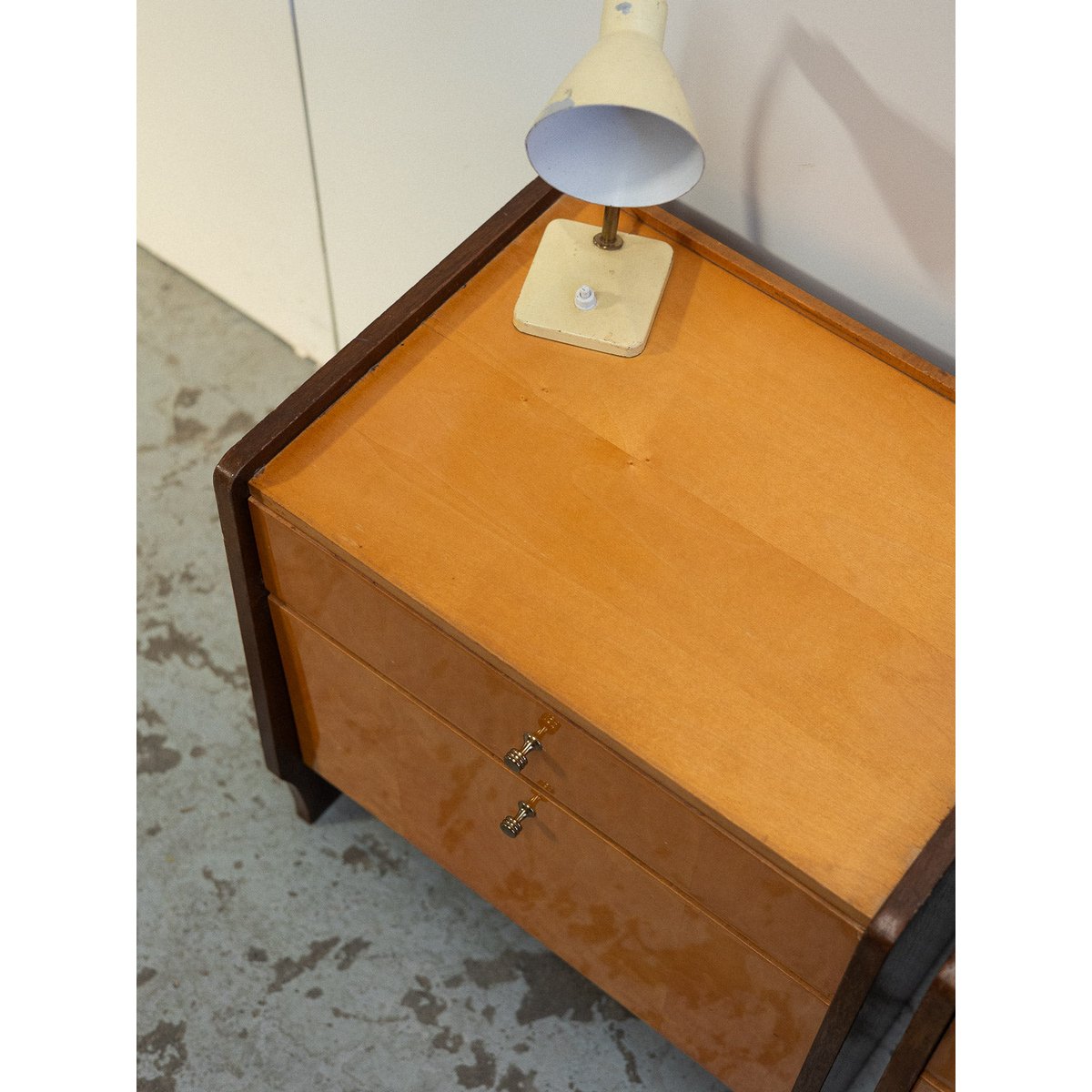 Paire de tables de chevet bicolores Maïa N°1555 - Bon état bois clair, DEBONGOUT
