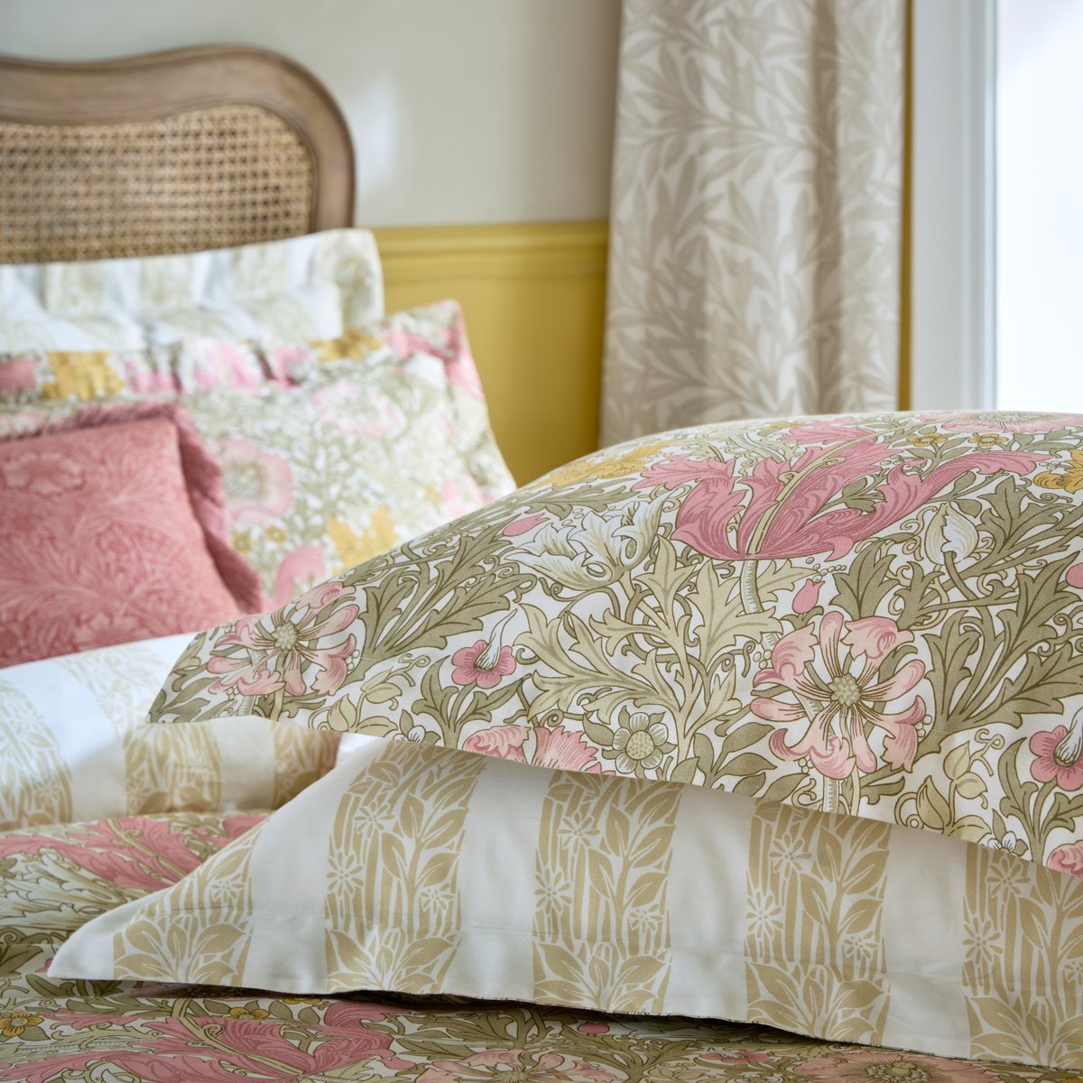 Parure de lit, housse de couette fleurie/rayures  + 2 taies pour lit en 140 Tulipes et chèvrefeuille vert, rose, ocre, WILLIAM MORRIS AT HOME