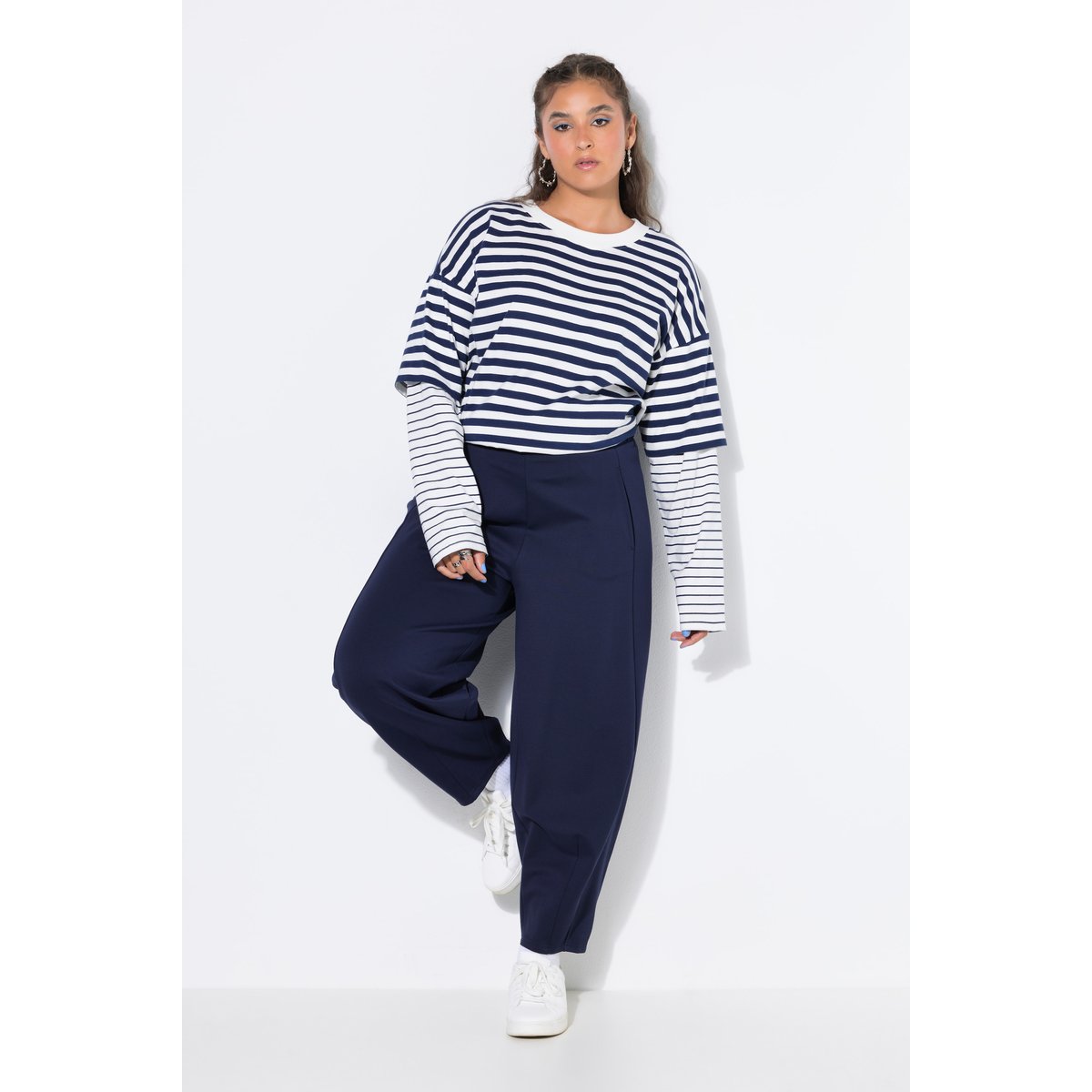 Pantalon coupe « barrel » bleu nuit, STUDIO UNTOLD