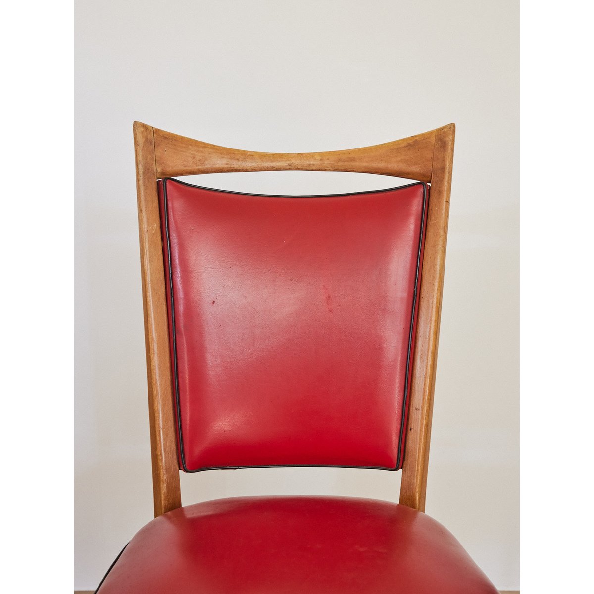Lot de 4 chaises en skaï rouge Alma N°1591 - Bon état bois clair, DEBONGOUT