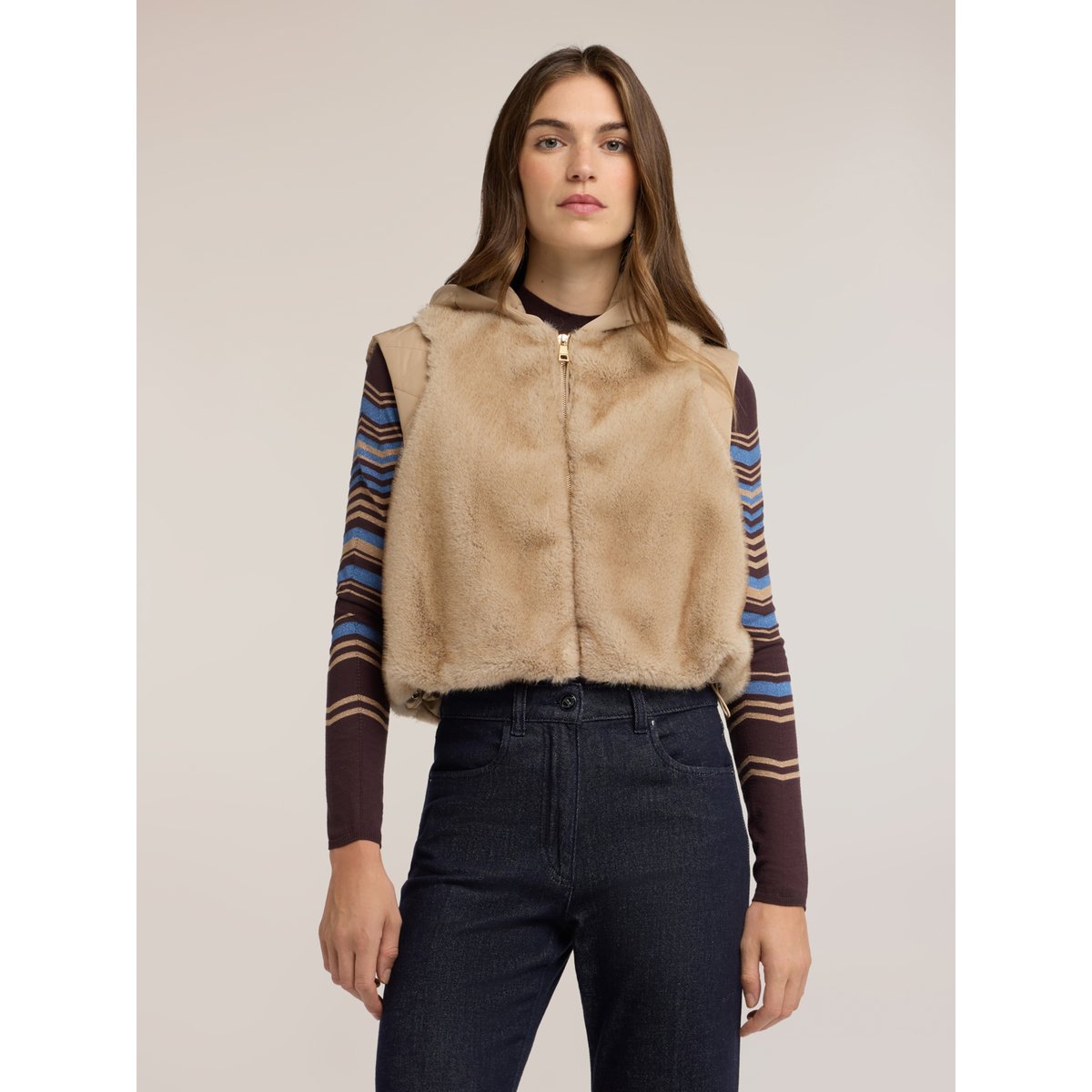 Gilet avec capuche et empiècements matelassés beige, MOTIVI