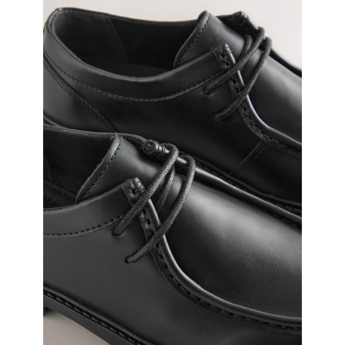 Chaussures à lacets en cuir avec plastron noir, NEXT