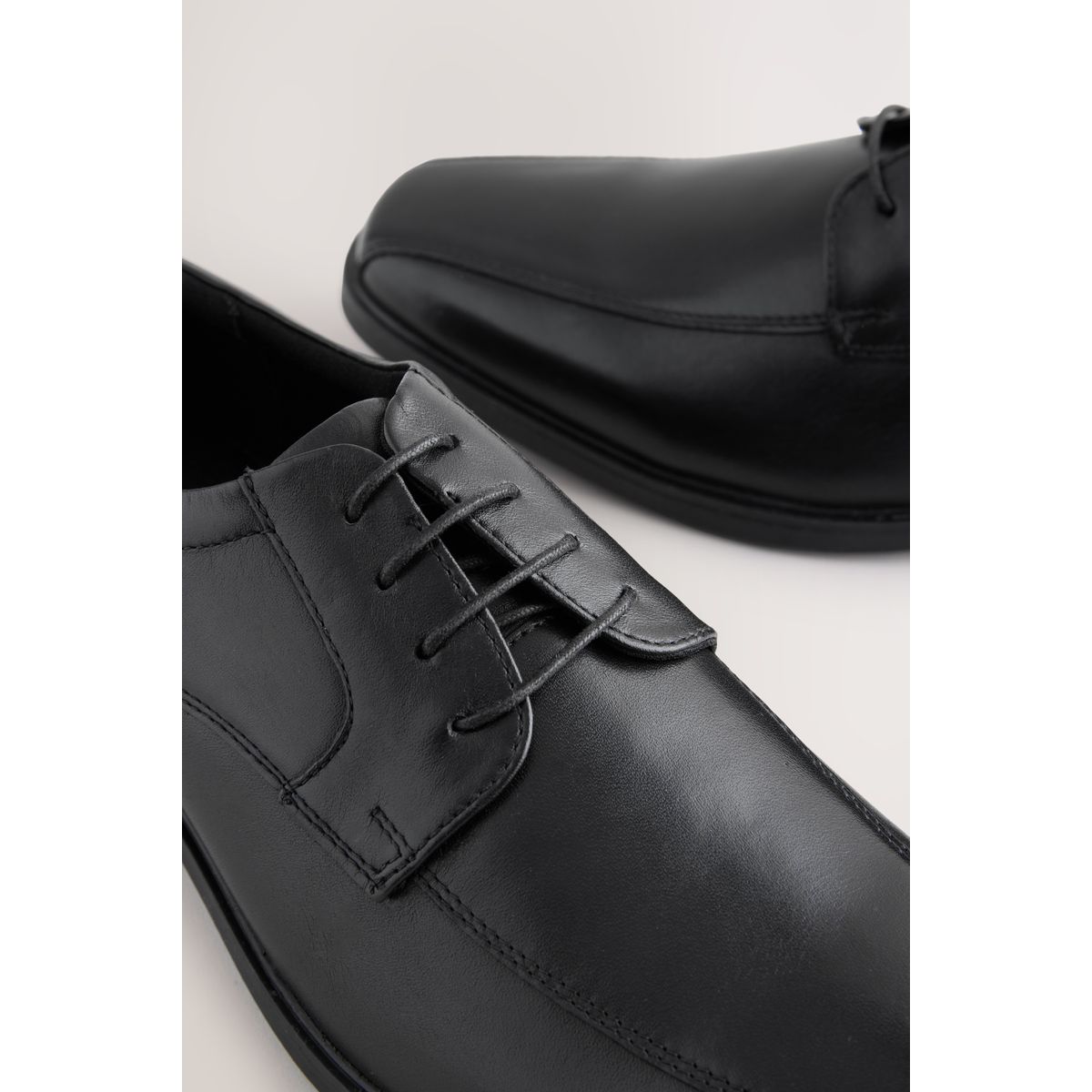 Chaussures fines avec empiècement noir, NEXT