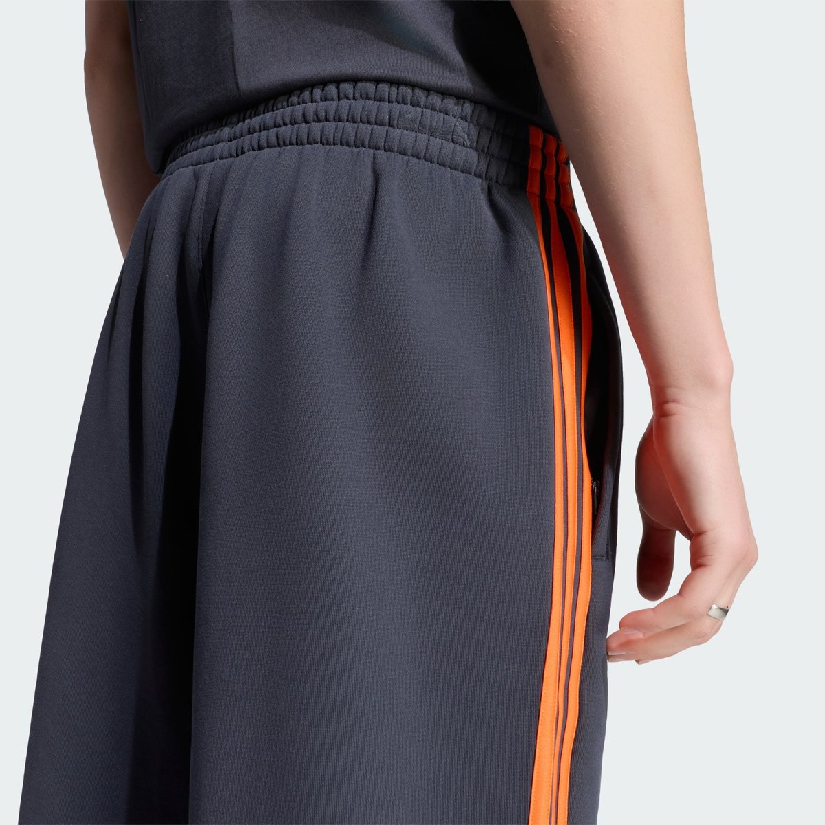 Pantalon De Survêtement Baggy Adicolor night grey, adidas Originals