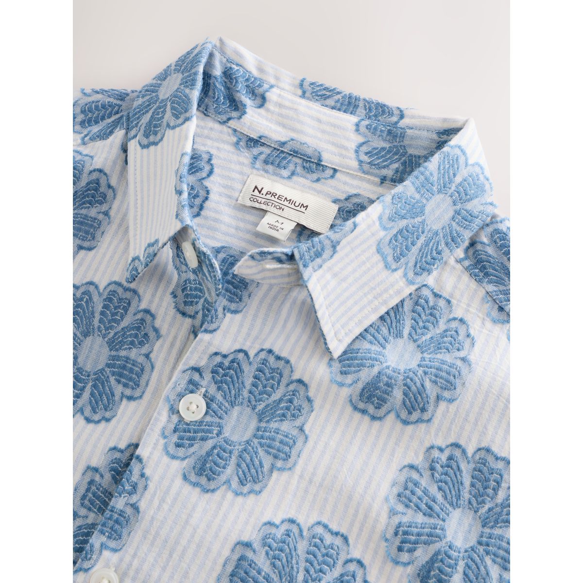 Chemise brodée et texturée à manches courtes fleur bleue, NEXT