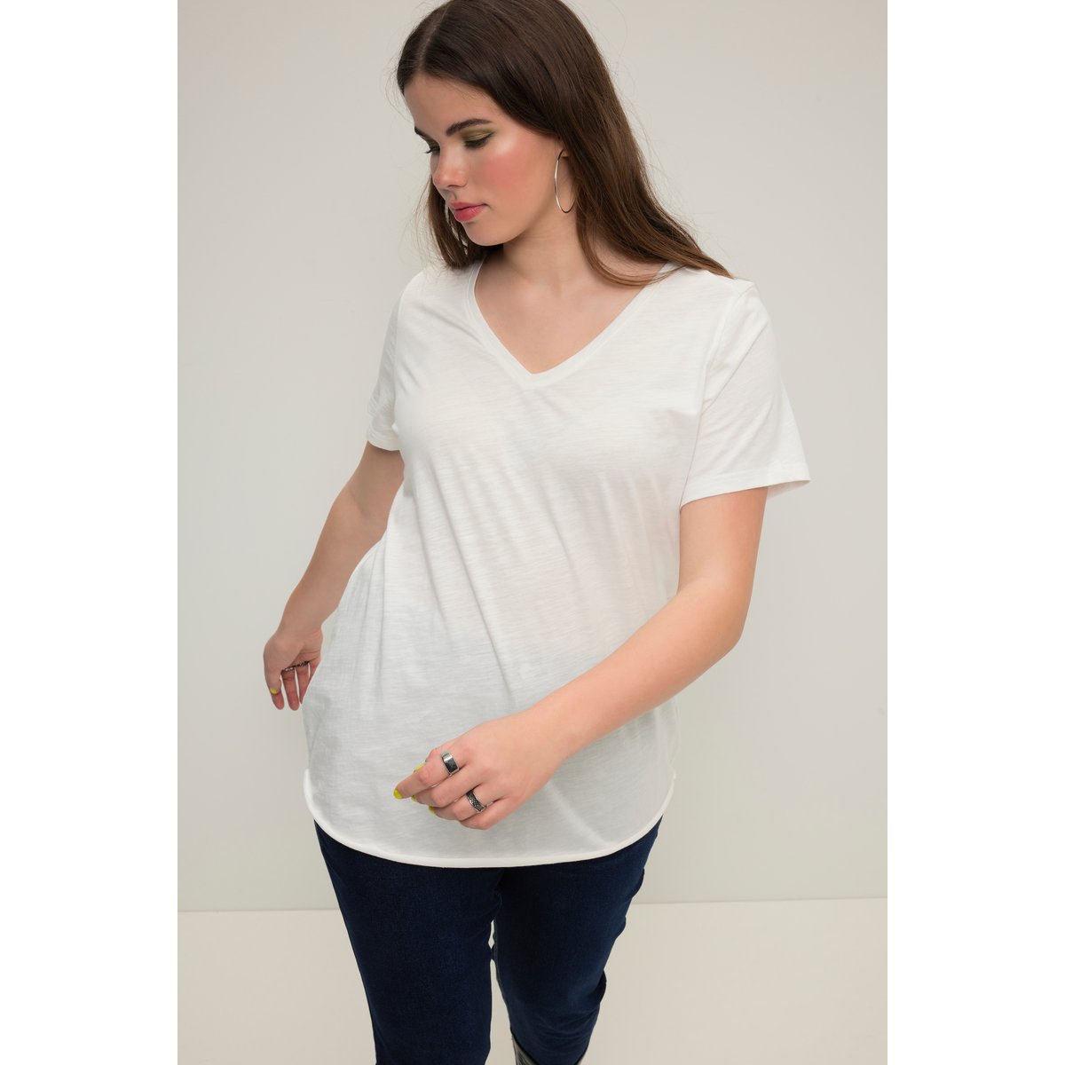 T-shirt à manches courtes et encolure V. blanc cassé, STUDIO UNTOLD