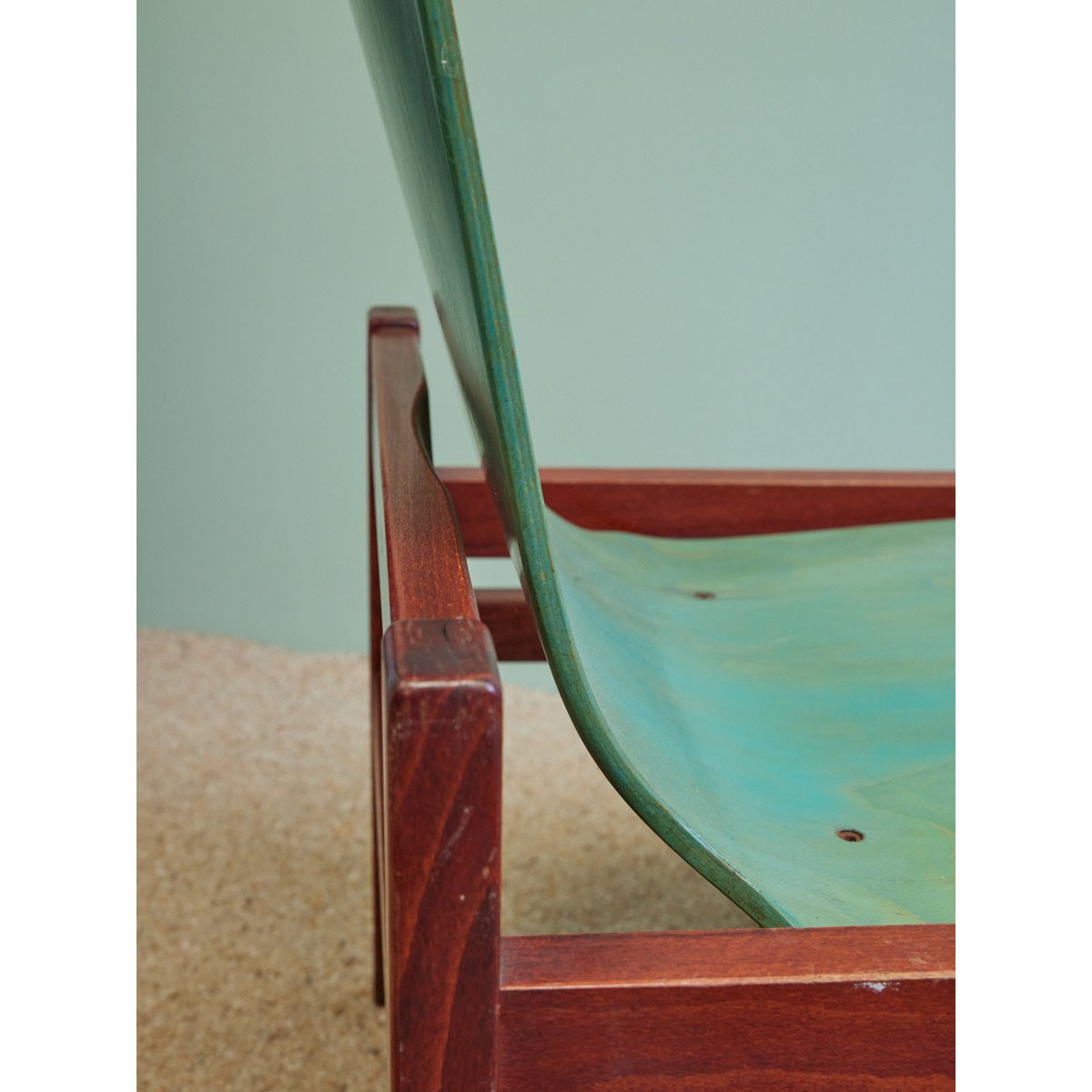 Paire de deux chaises en bois design Alma N°2024 - Bon état vert, DEBONGOUT