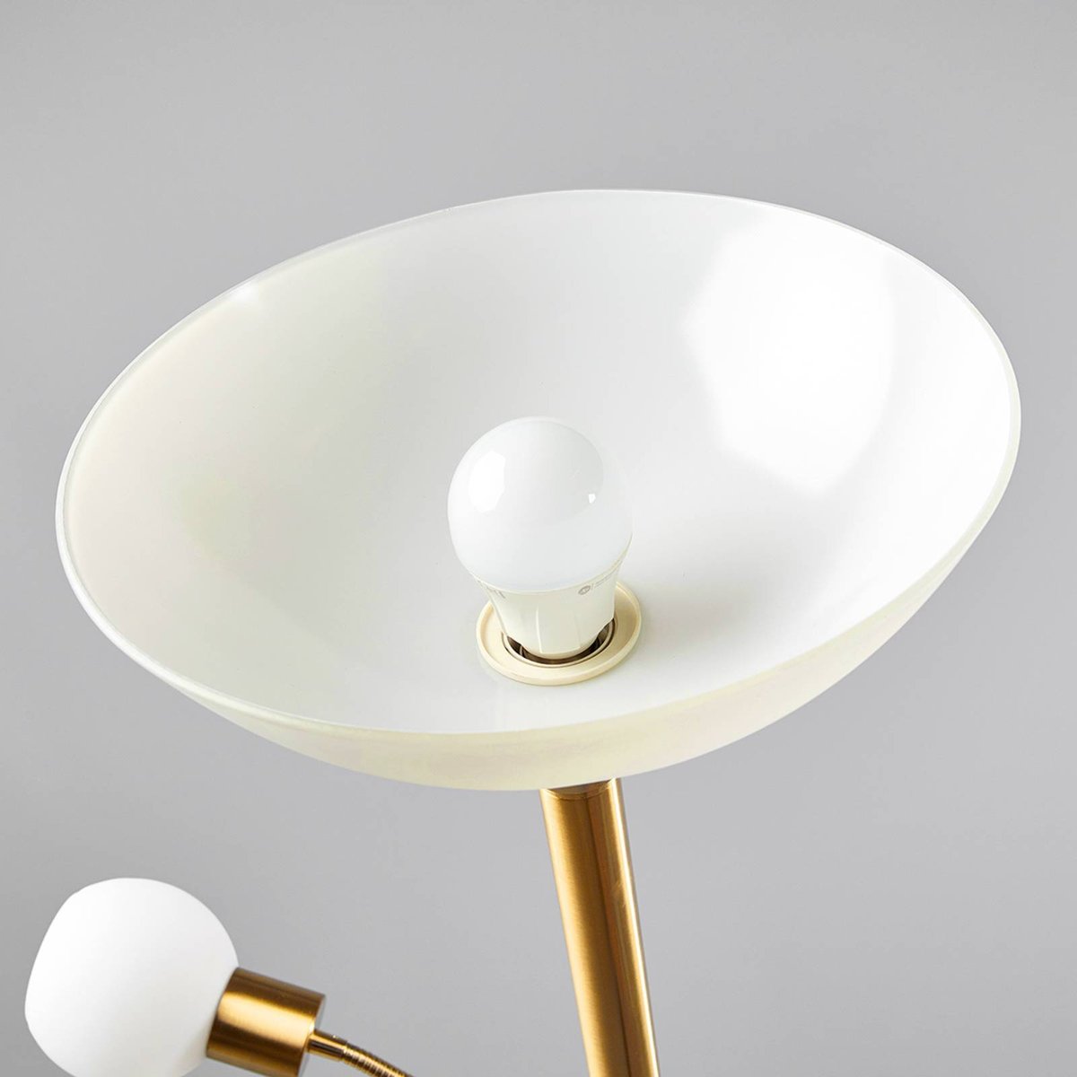 Lampadaire en métal moderne, Elaina laiton, blanc, blanc opale, LINDBY