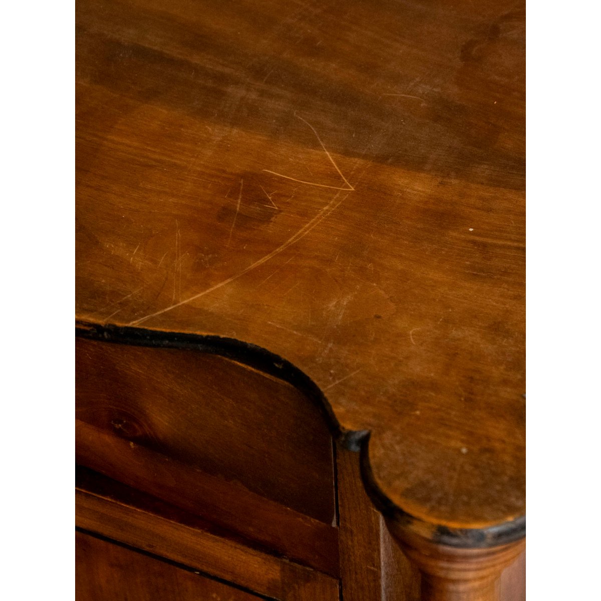 Armoire en bois aux pieds sculptés Magda N°727 - Bon état bois foncé, DEBONGOUT
