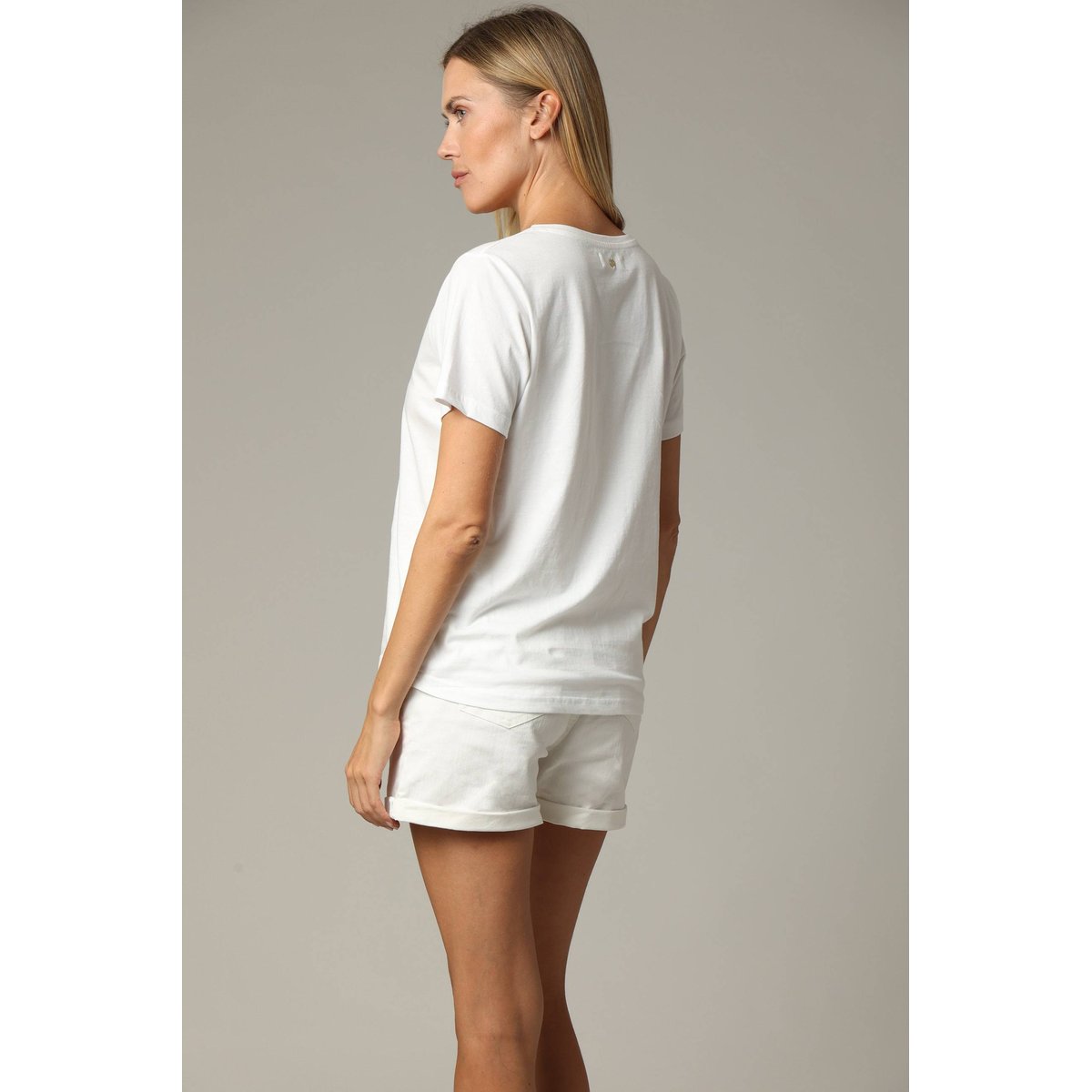 T-shirt femme exotique à manches courtes et au col v à 100% coton TROPISKULL off white, DEELUXE