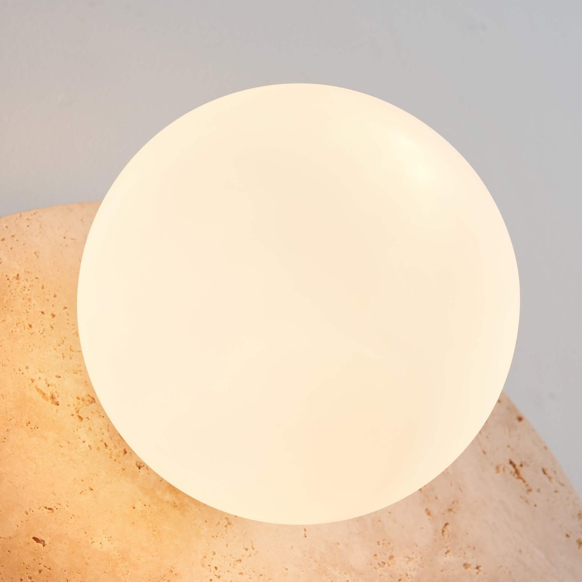 Applique globe opale sur travertin - ORÉ beige et blanc, KOSILUM