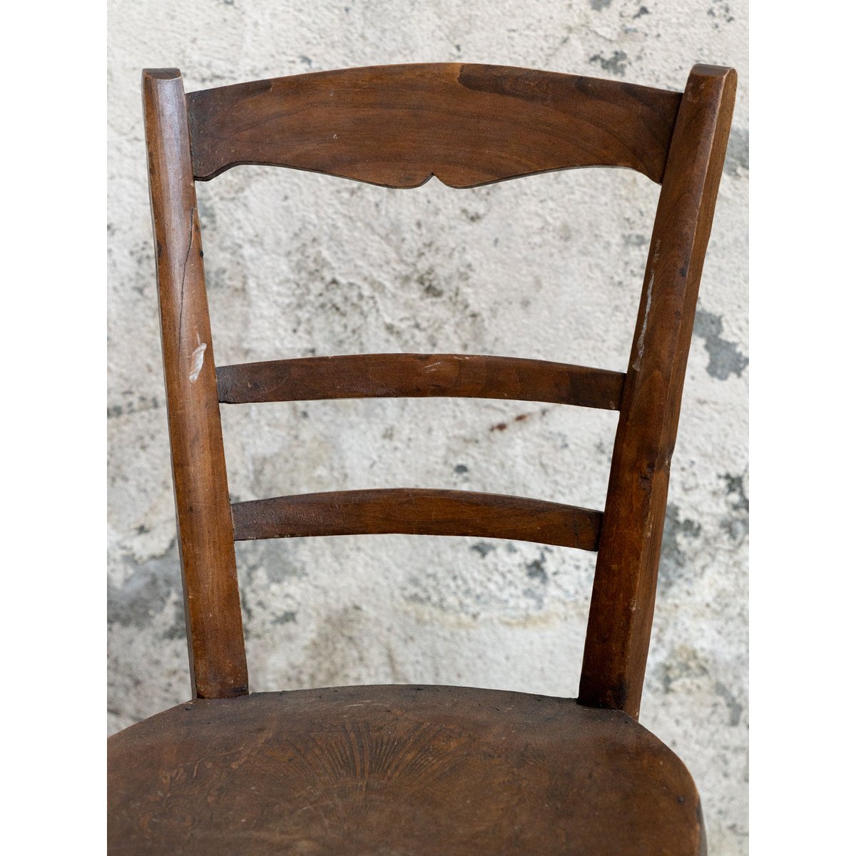 Paire de chaises sculptées en bois Claude N°1676 - Bon état bois foncé, DEBONGOUT