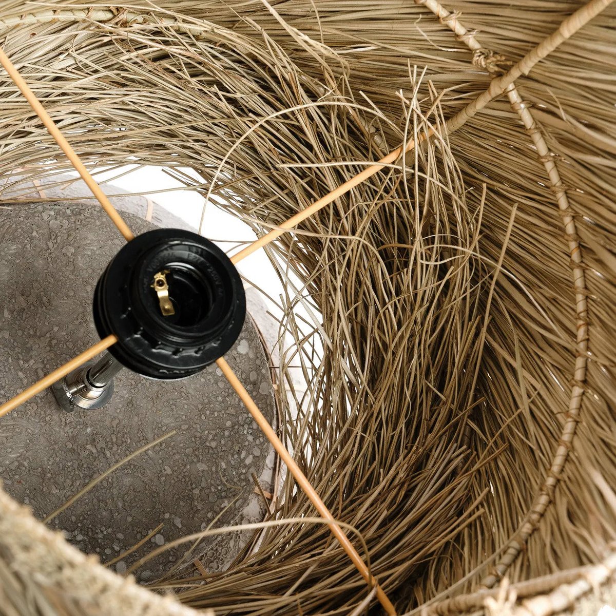 Lampe de table en terre cuite et herbe LIPSI béton naturel, BAZAR BIZAR