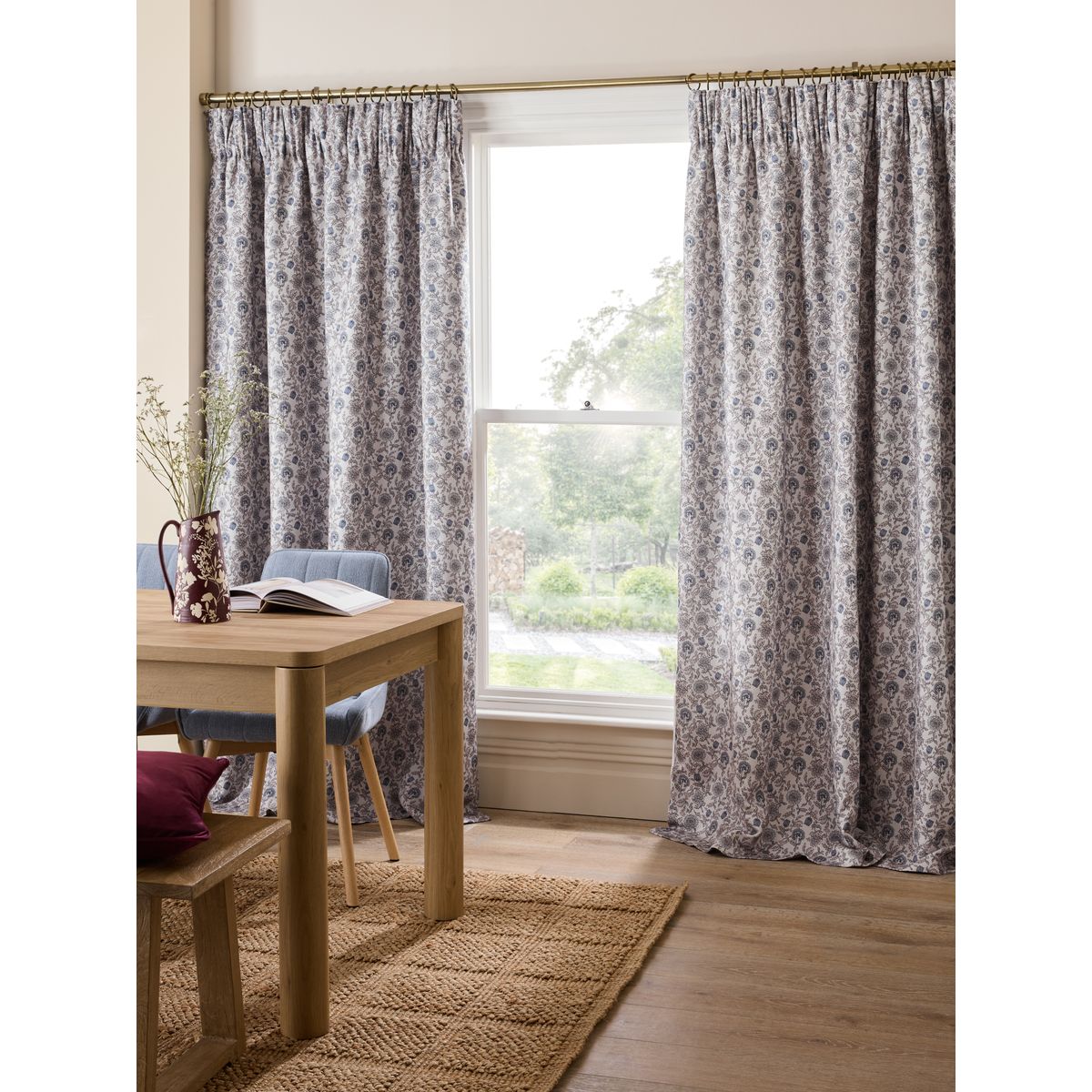Rideaux doublés en chenille à plis et fleurs naturel/bleu, NEXT