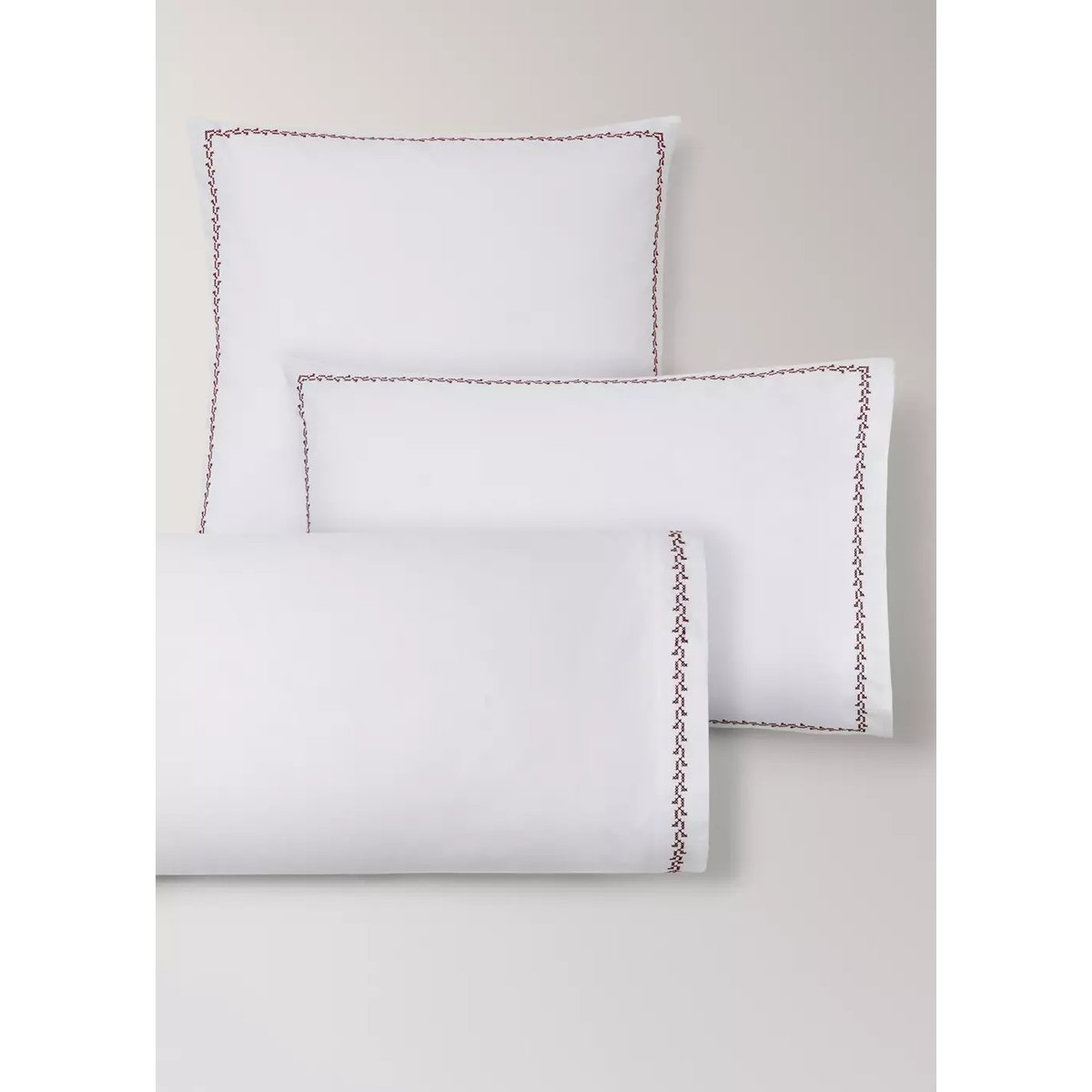 Deux taies d’oreiller en coton avec détail brodé, 60 x 60 cm rouge, MANGO HOME