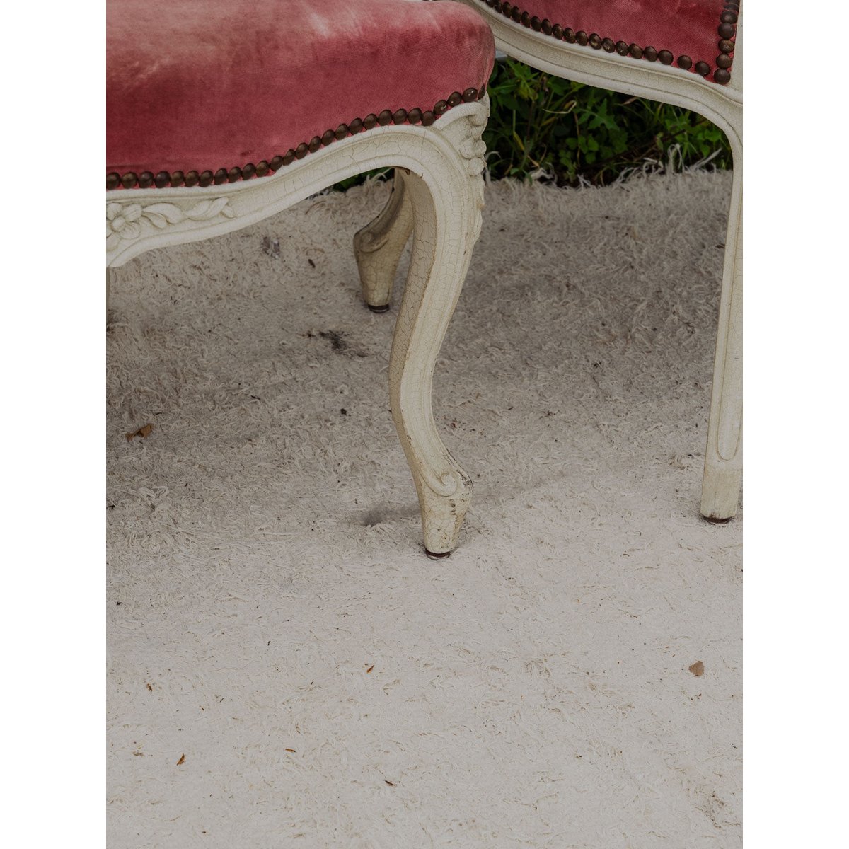 Paire de fauteuils en bois et velours rose Ernest N°987 - Bon état ecru, DEBONGOUT