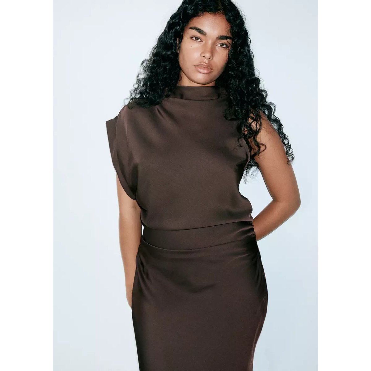 Robe asymétrique froncée latérale marron, MANGO