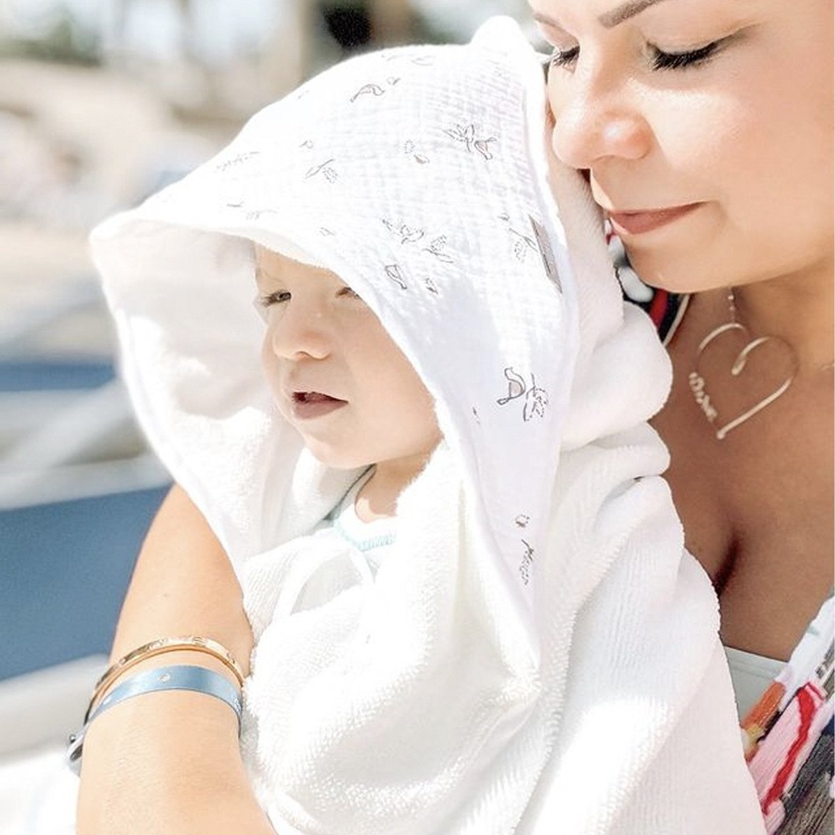 Grande cape de bain en bambou et gaze de coton MELODY melody, blanc imprimé minimaliste, SEVIRA KIDS