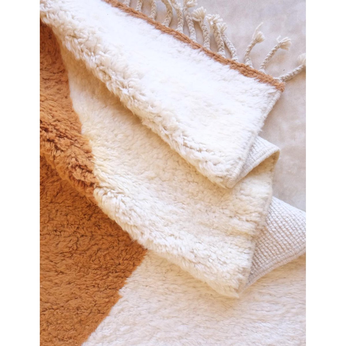 Tapis berbère sobre et raffiné noué main en laine 258 x 347 cm orange terre cuite, AFK LIVING