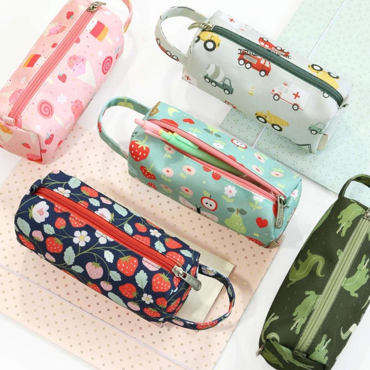 Trousse Fraises noir, rouge, bleu, A LITTLE LOVELY COMPANY