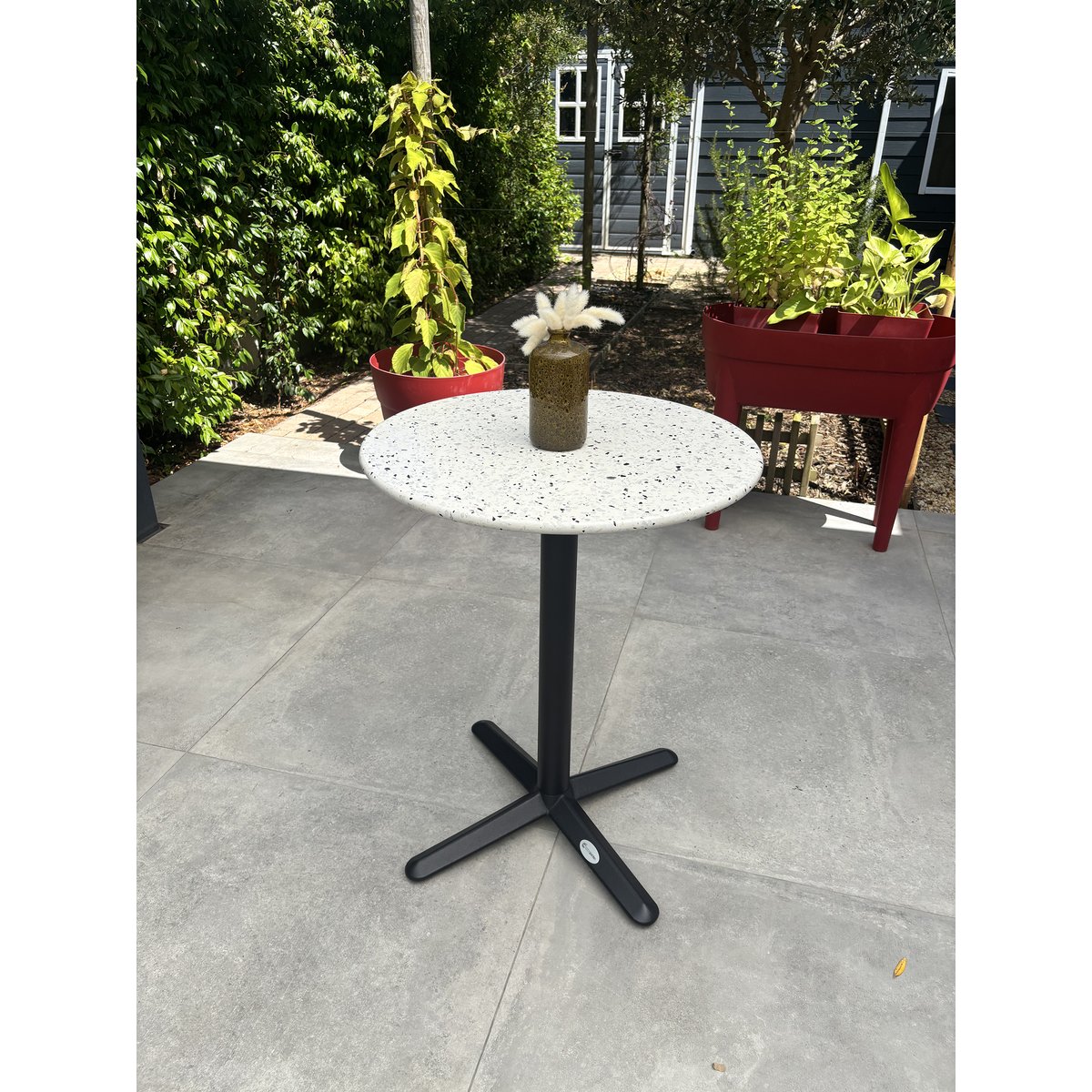 Ensemble repas de jardin 2 places en acier et plateau rond terrazzo BISTRO bleu marine, CITY GARDEN