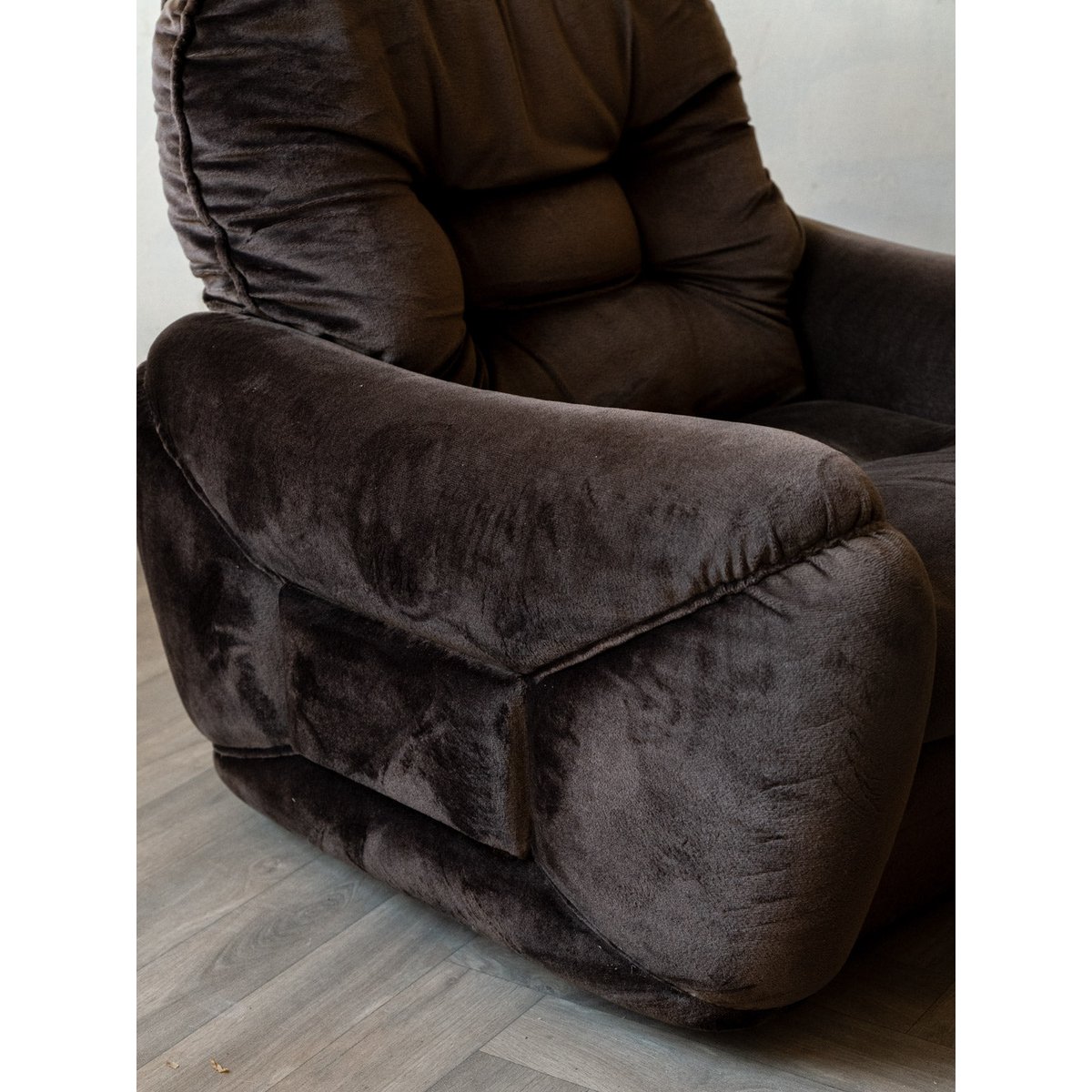 Paire de chauffeuses en velours marron Olivia N°94 - Bon état marron, DEBONGOUT