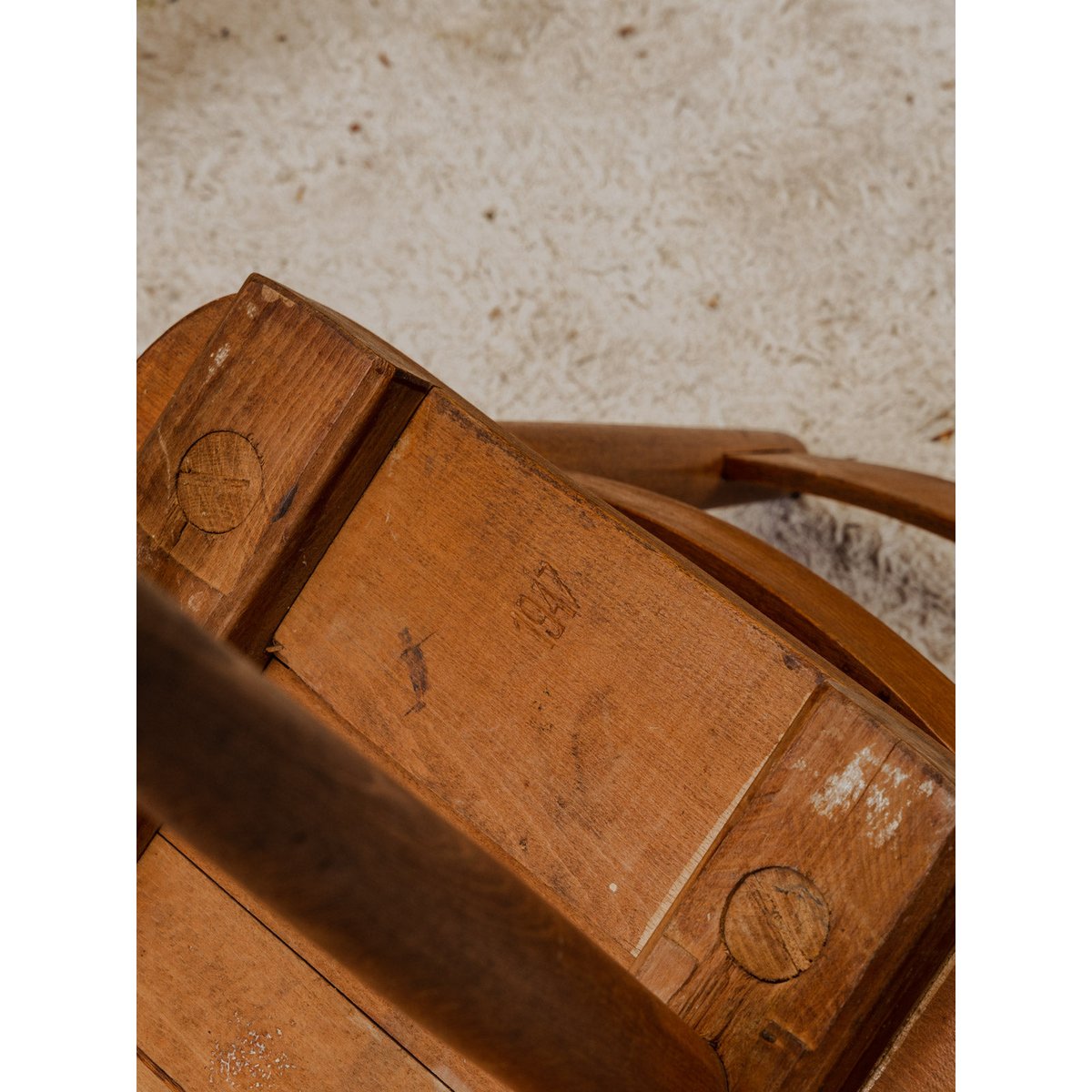 Paire de chaises en bois Claude N°1279 - Bon état bois foncé, DEBONGOUT