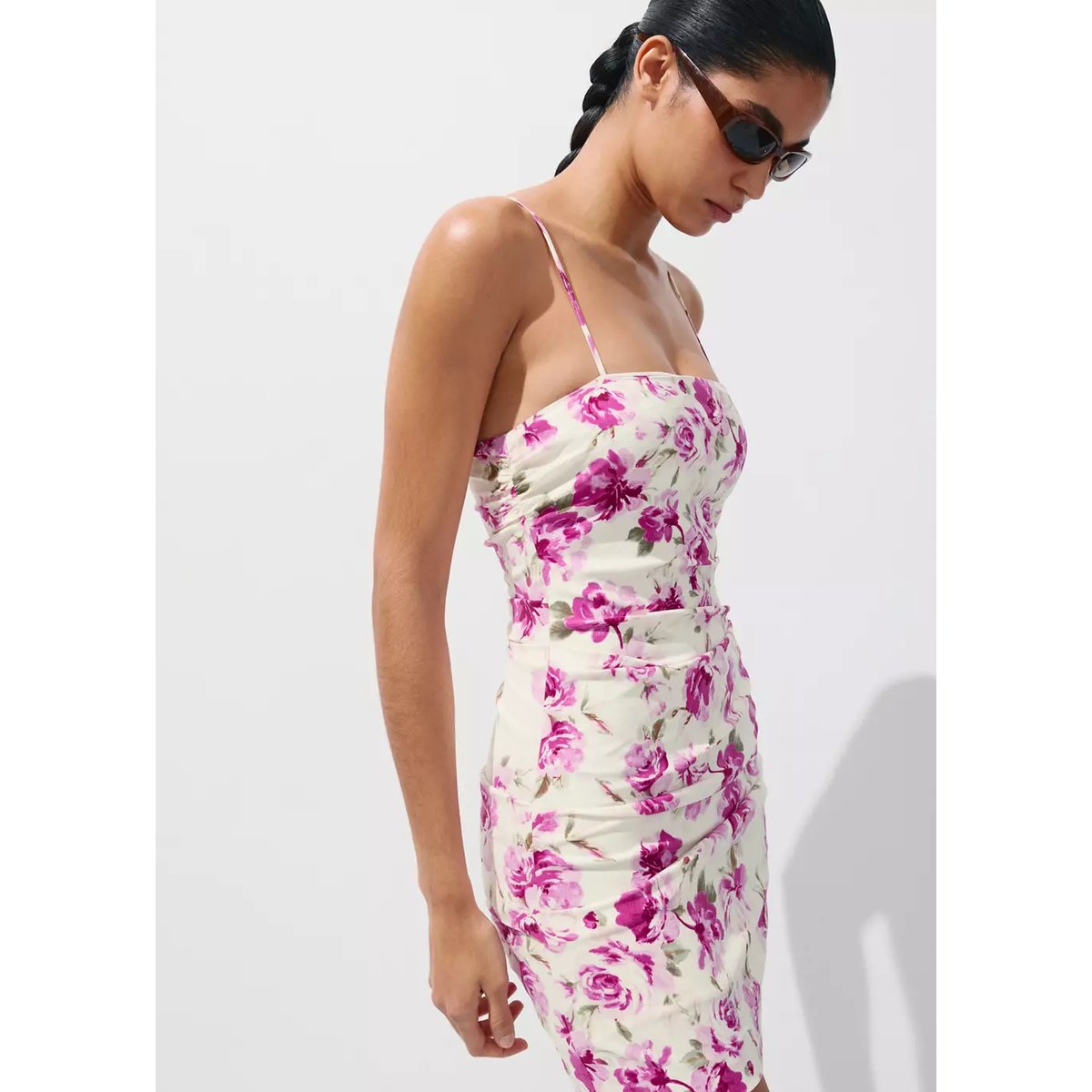 Robe florale froncée sur le côté écru, MANGO