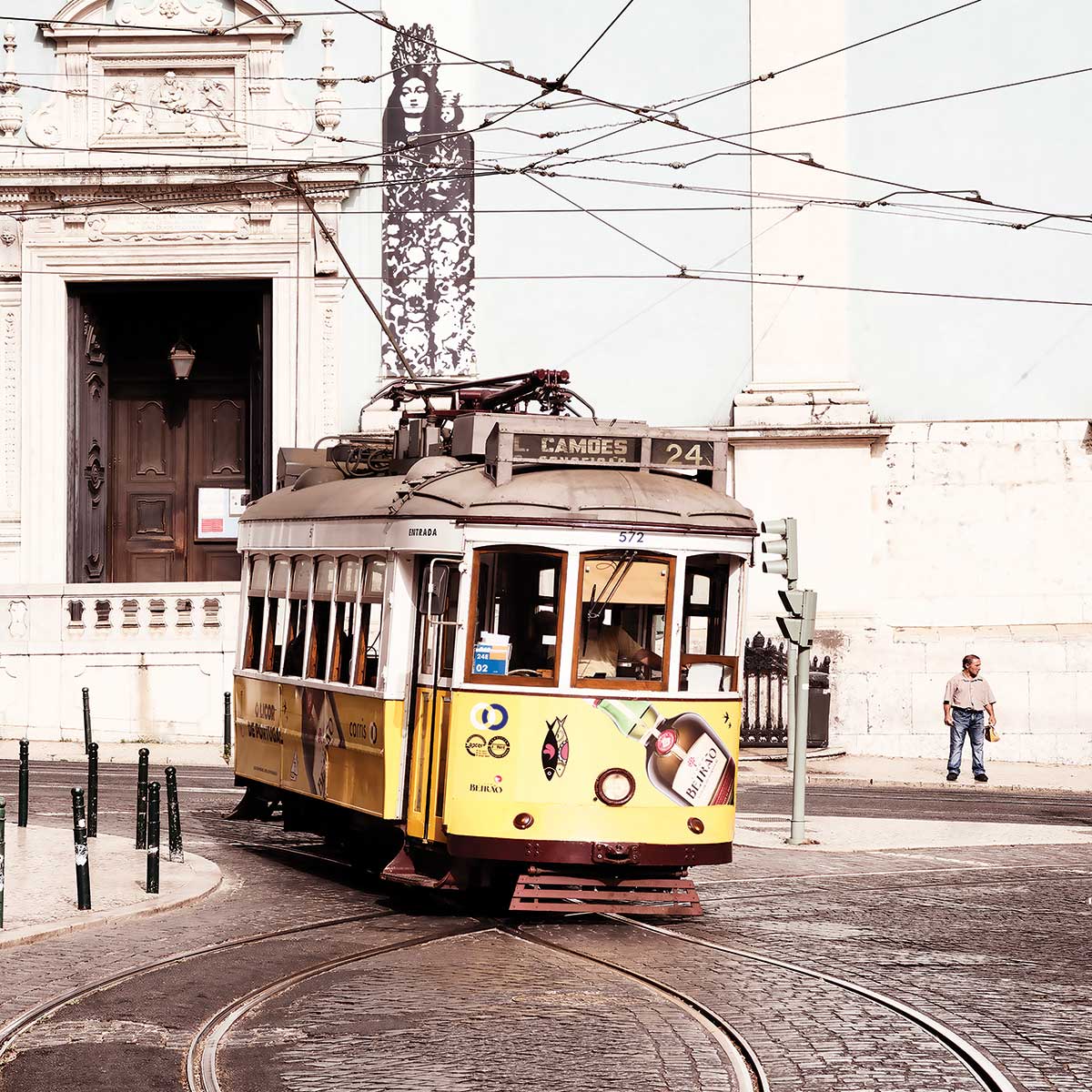 Affiche welcometoportugal tram24 affiche + cadre en bois - noir, HEXOA