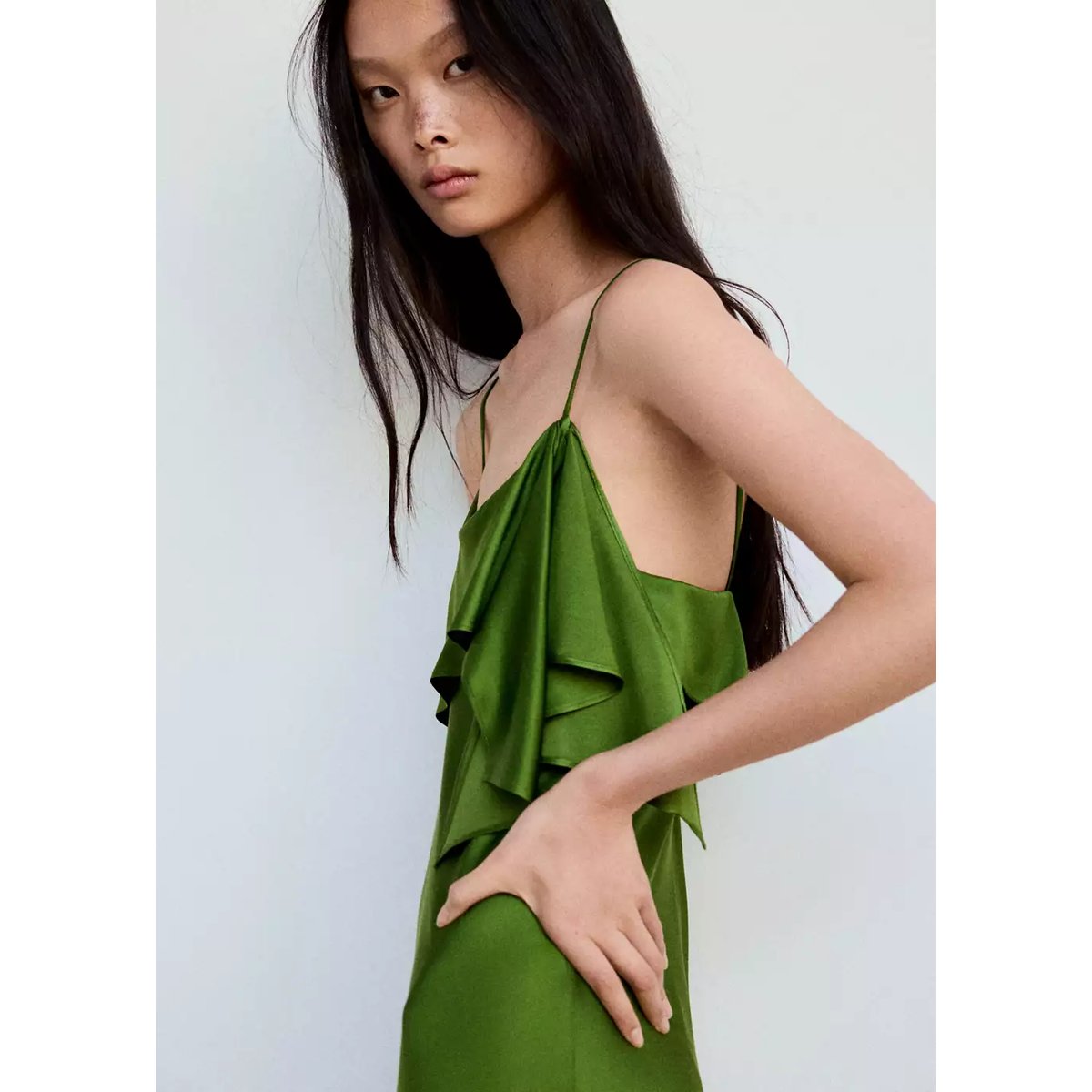 Robe satinée à volant asymétrique vert, MANGO