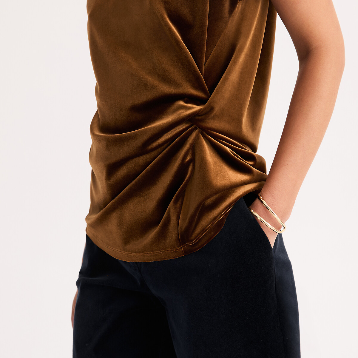 Camiseta sin mangas de cuello redondo, con drapeado, de terciopelo liso y brillante bronce , ANNE WEYBURN
