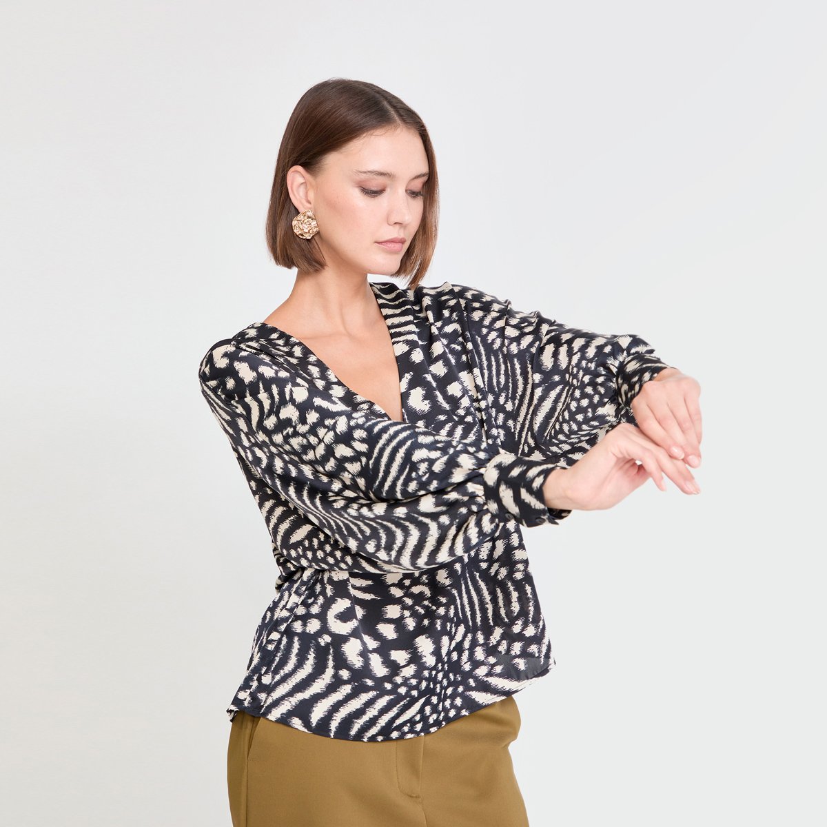 Blouse fluide col V à imprimé graphique blanc, LOLA CASADEMUNT