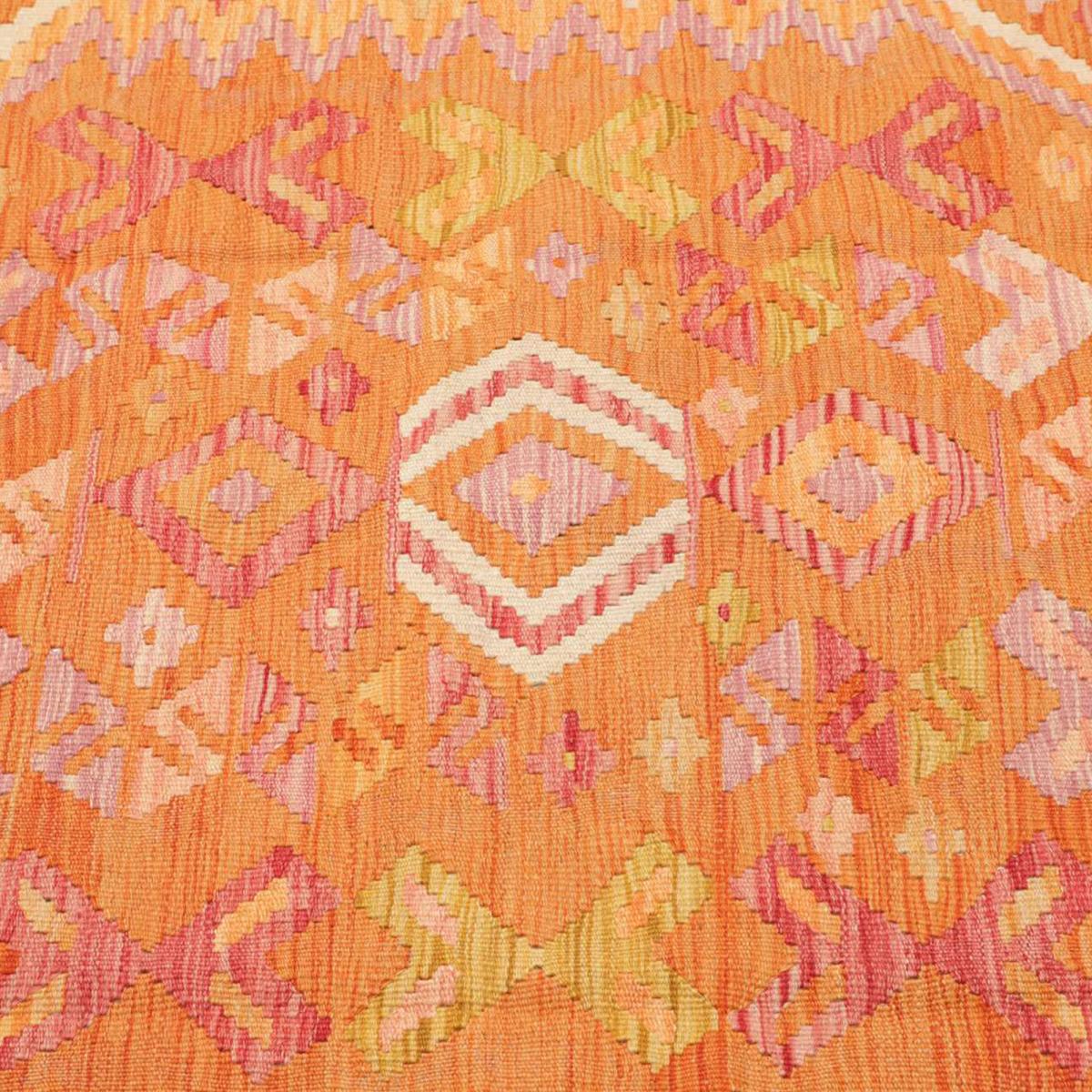 Tapis kilim au motif ethnique, tissé plat en laine naturelle orange, jaune, rose, UN AMOUR DE TAPIS