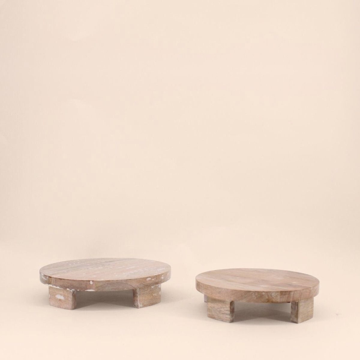 Set de 2 plateaux ronds en bois sur pieds naturel, ORNAMI