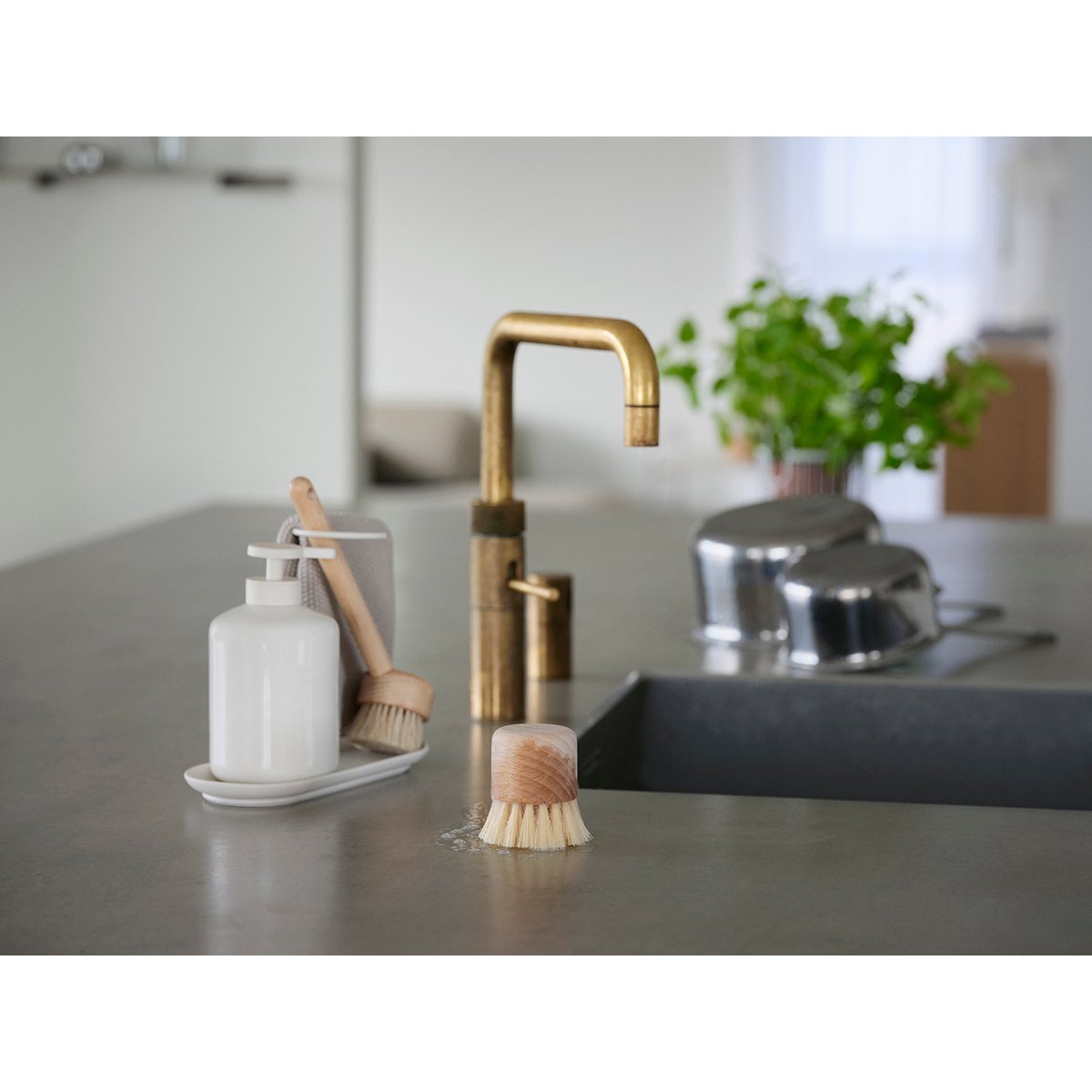 Set de vaisselle pompe brosse et lavette INU blanc cassé, ZONE DENMARK