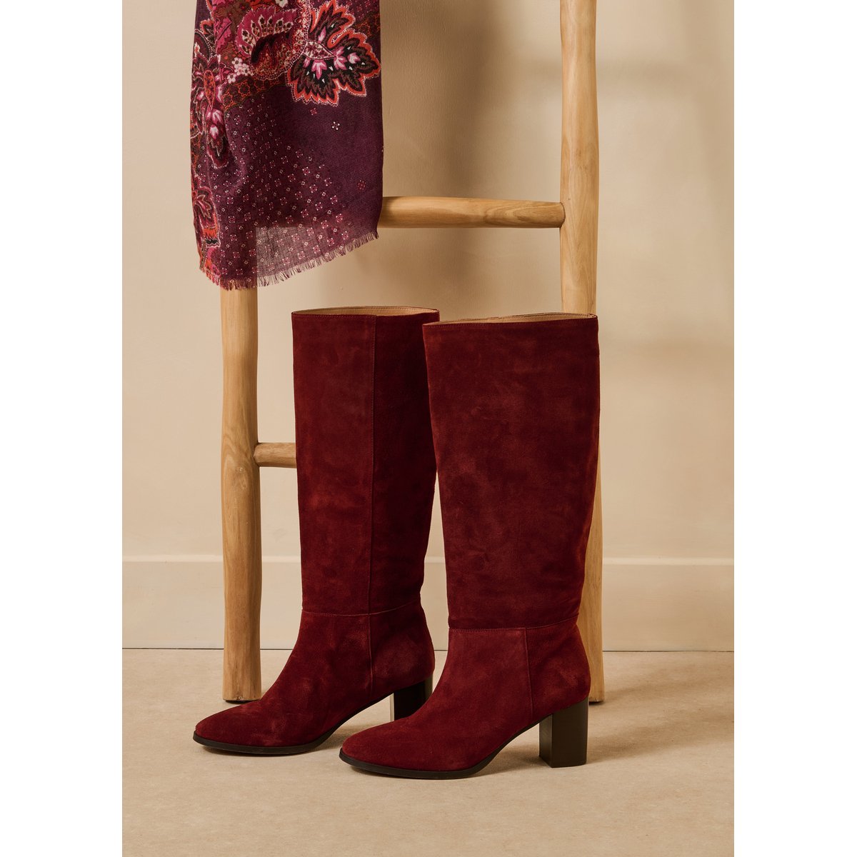 Bottes en cuir suédé à talons bordeaux, LA FEE MARABOUTEE