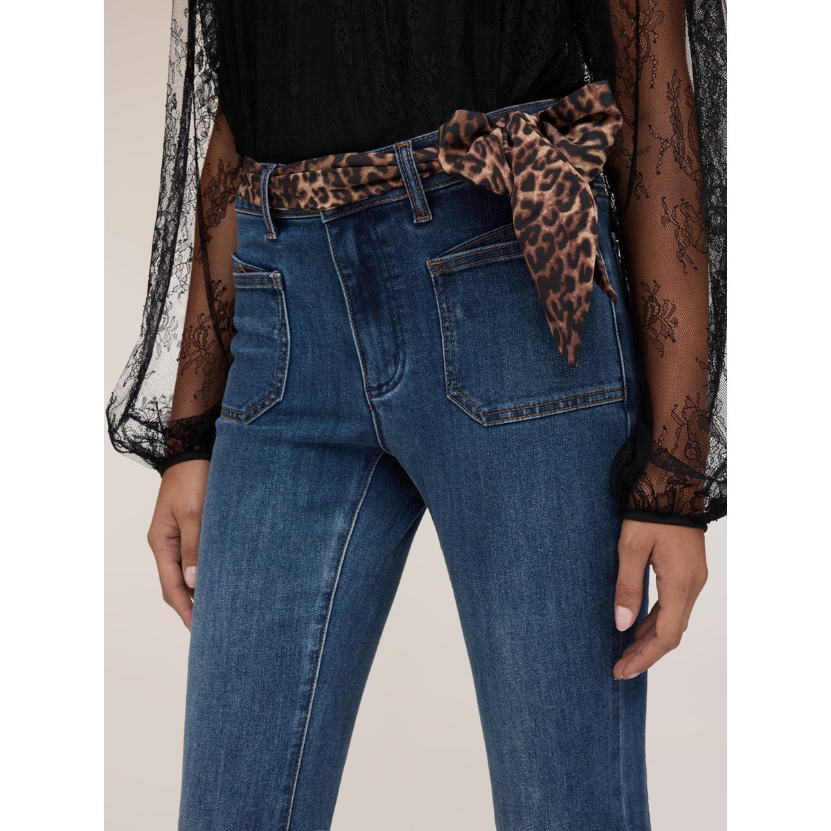 Jean flare taille haute avec ceinture léopard. bleu, MOTIVI