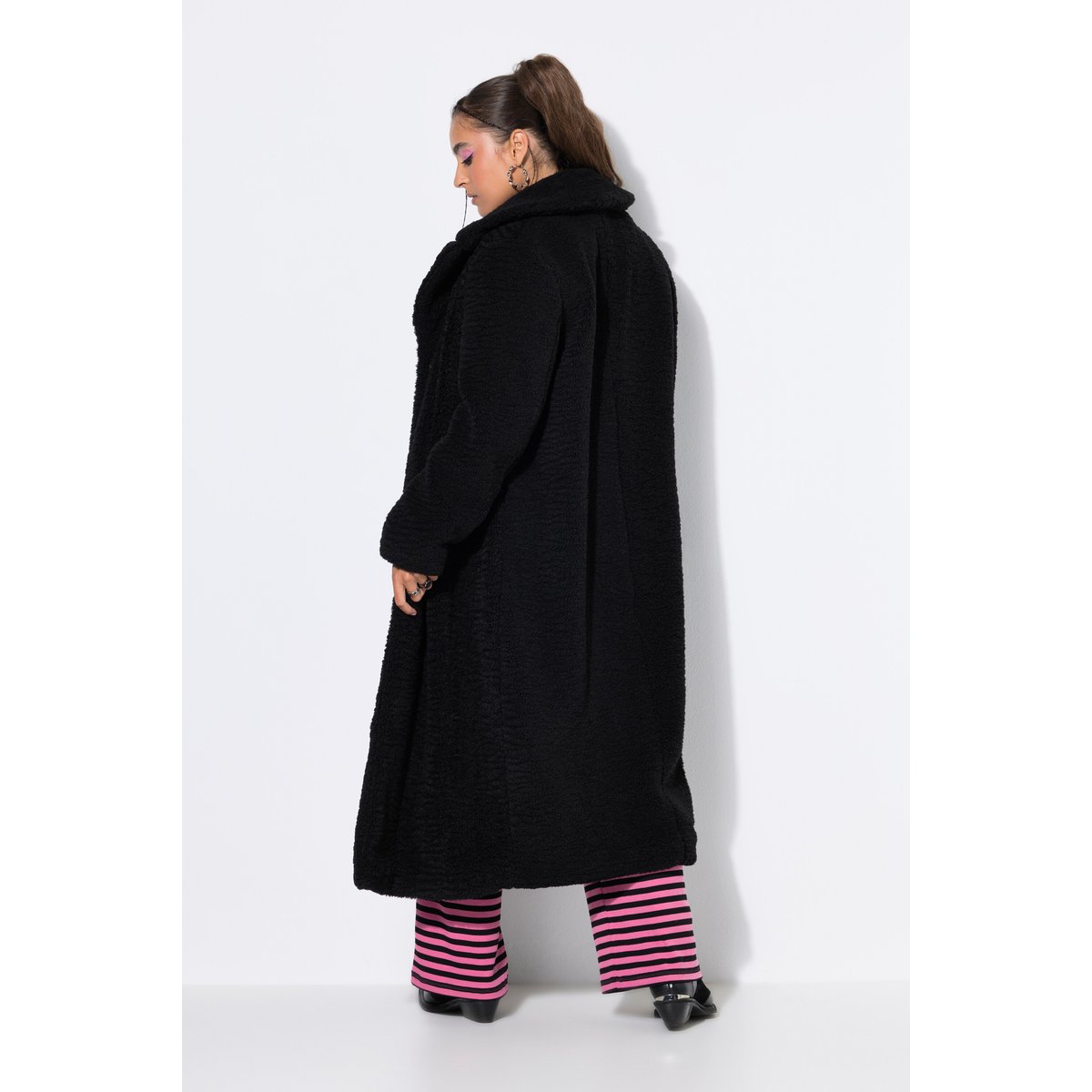 Manteau en peluche, coupe droite longue noir, STUDIO UNTOLD
