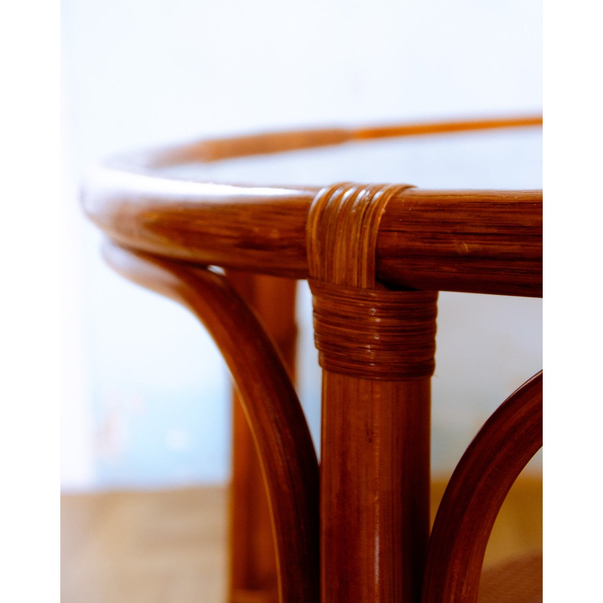 Table basse en rotin et verre fumé Léonie N°912 - Bon état bois foncé, DEBONGOUT