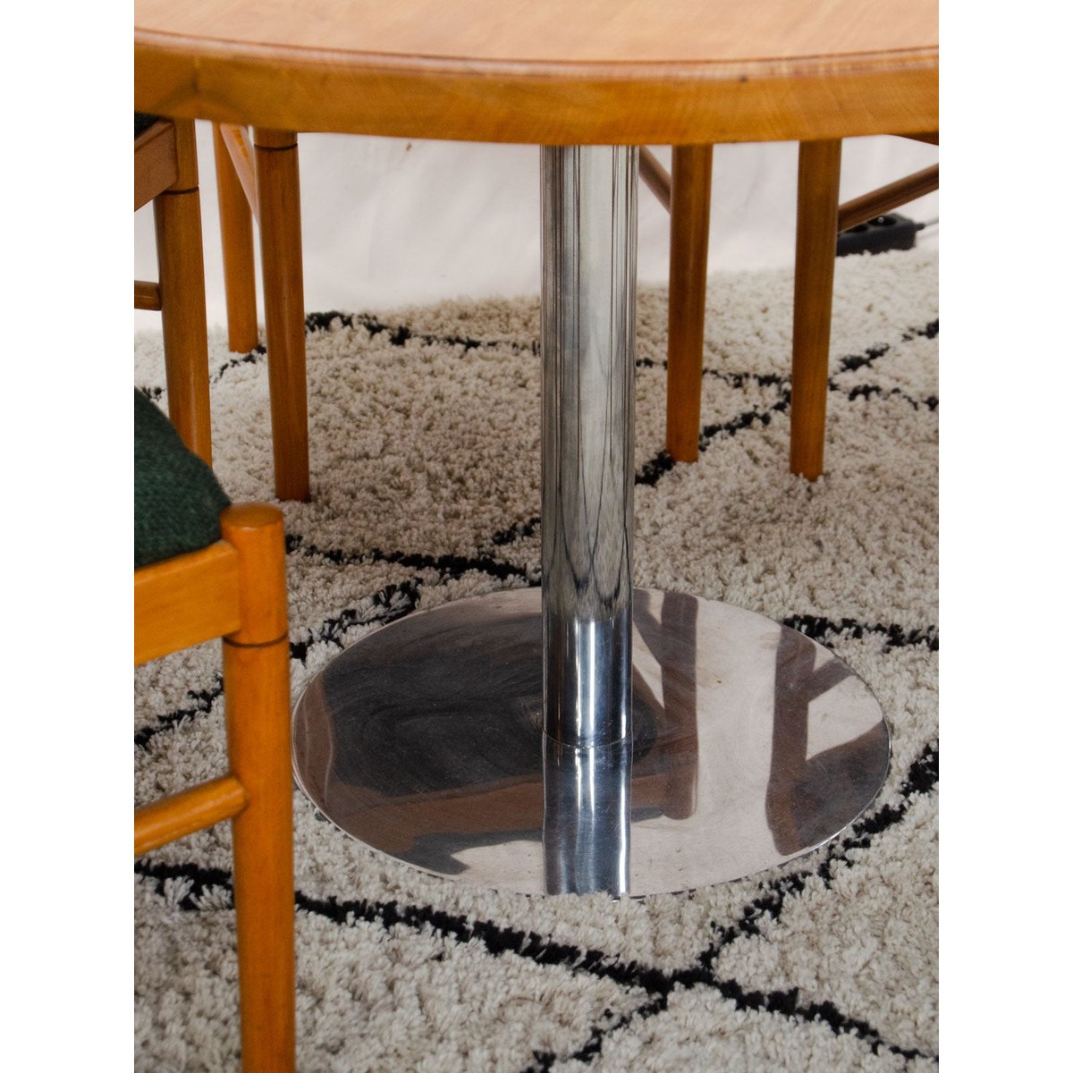 Table à manger ronde en frêne et métal chromé Karla N°1313 - Bon état bois clair, DEBONGOUT