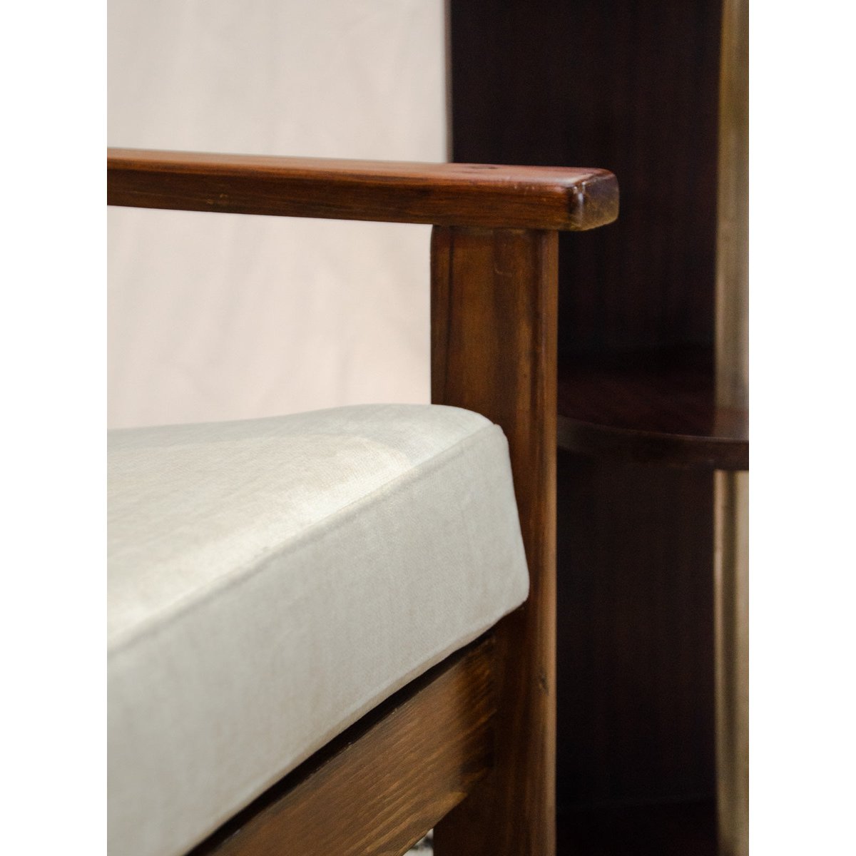 Fauteuil en pin et tissu Jakob N°1445 - Bon état bois foncé, DEBONGOUT
