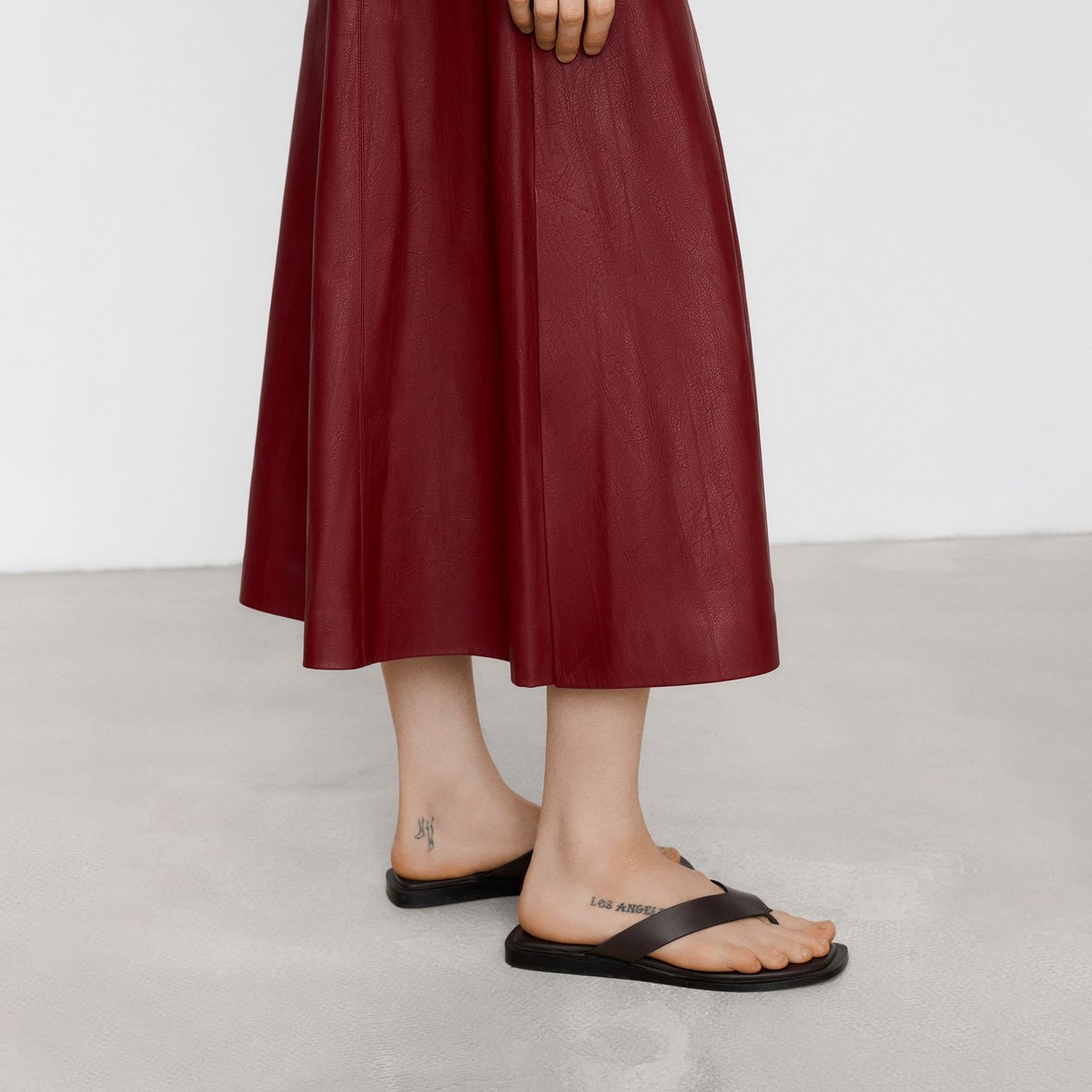 Jupe en simili à coupe évasée. rouge foncé, ADOLFO DOMINGUEZ